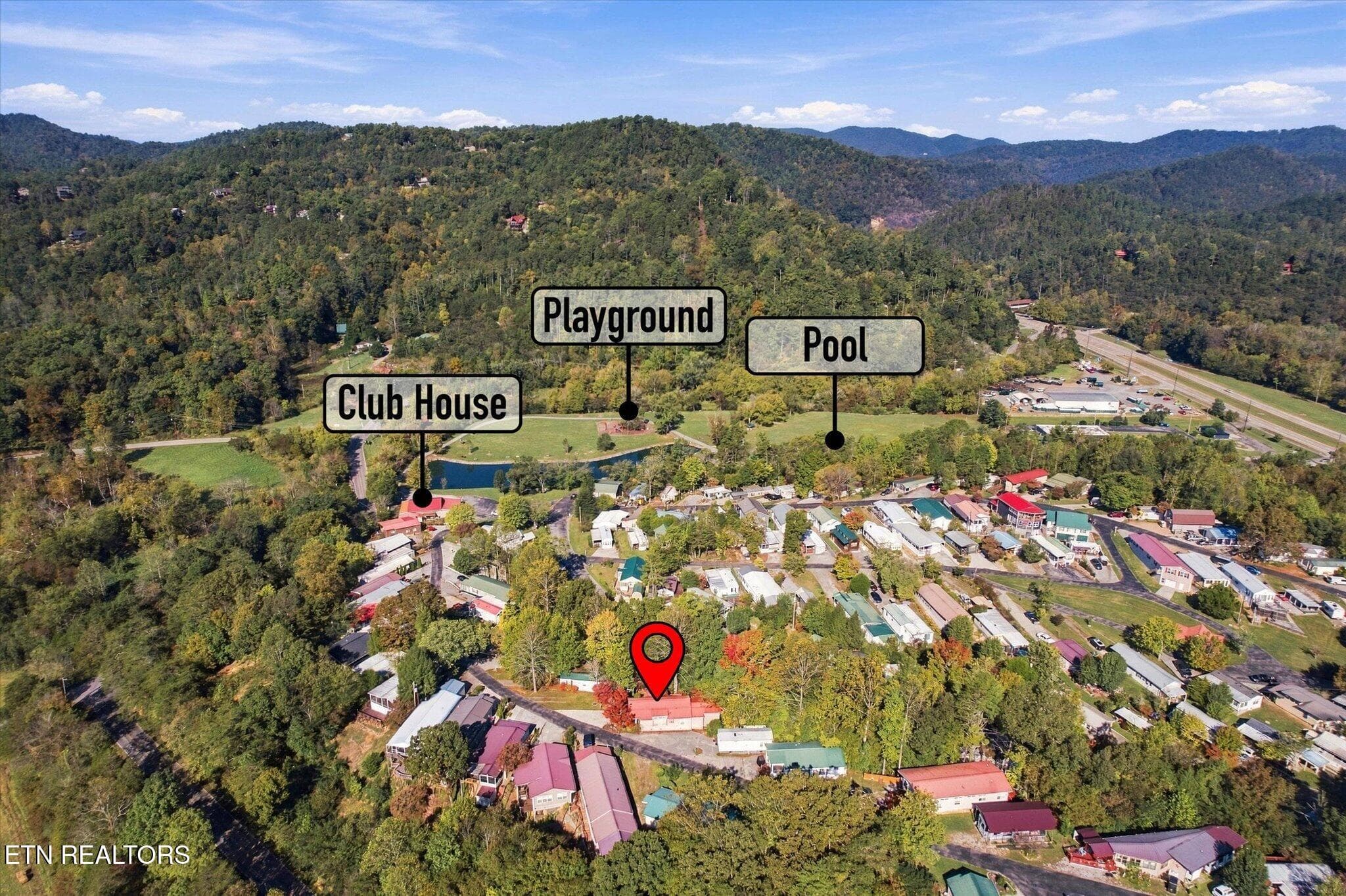 Close to all amenities - 829 Peacock Ridge Drive, Townsend, TN 37882, Townsend