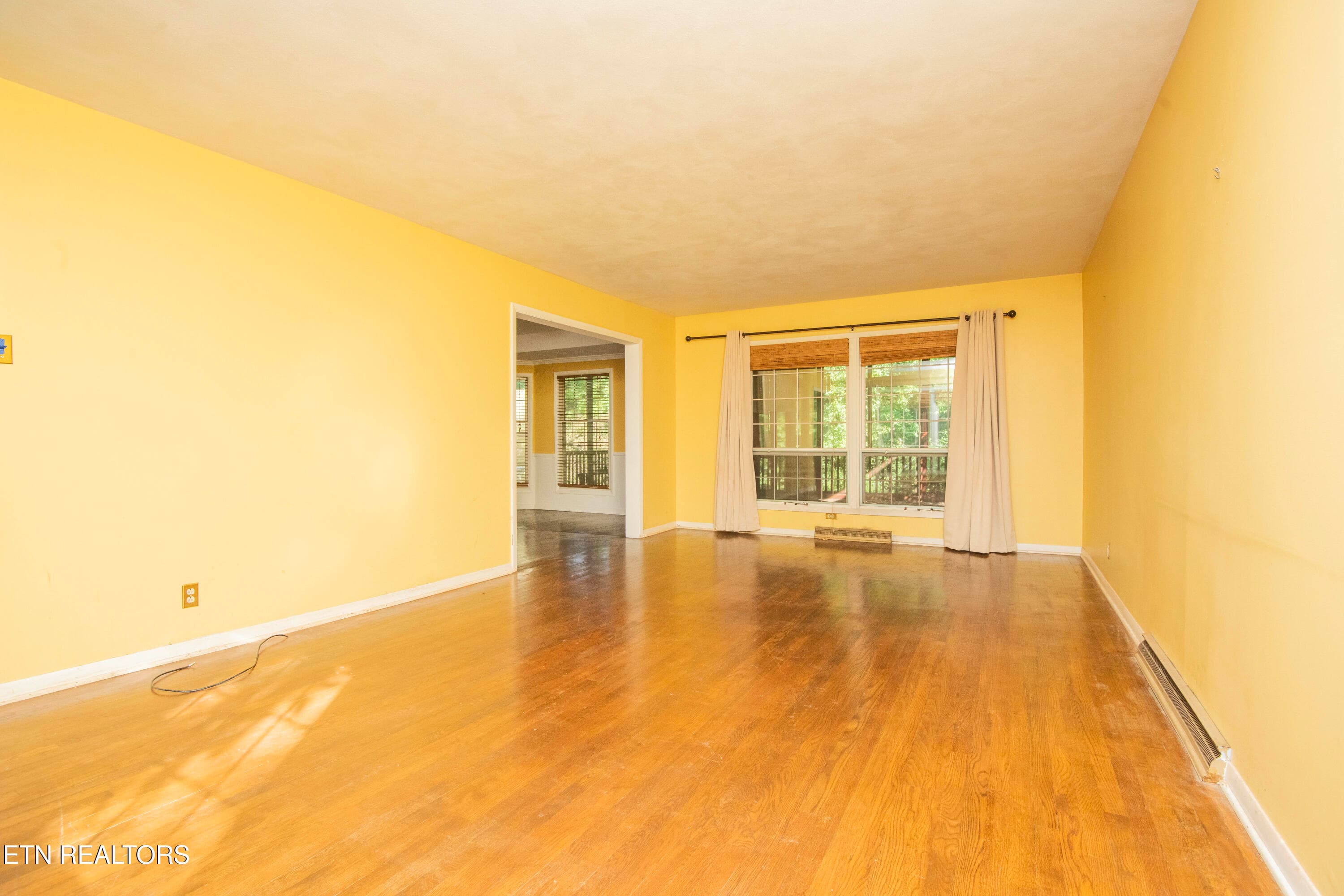 Living Looking to Screen Porch - 7705 Twining Drive, Knoxville, TN 37919, Knoxville