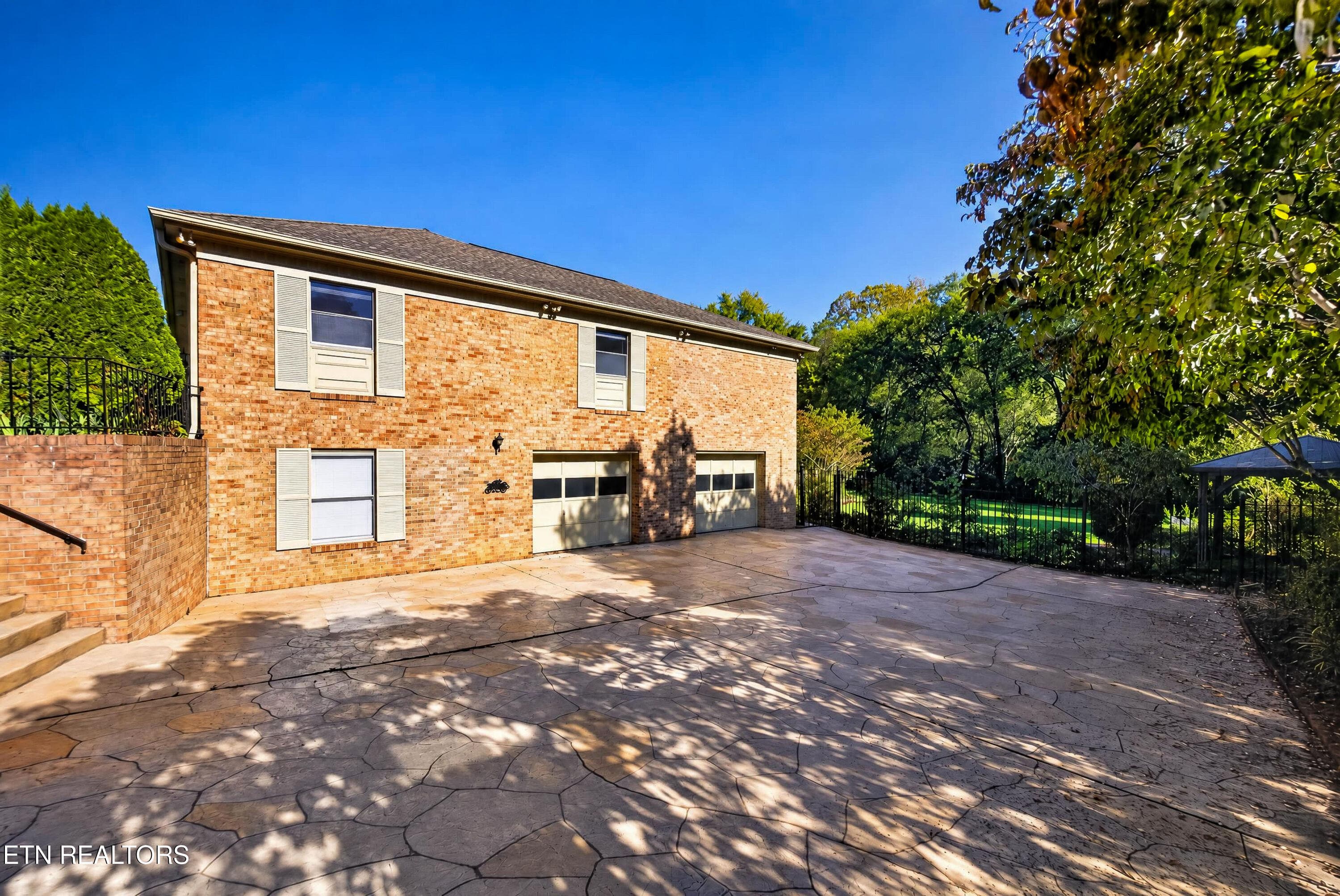 Two Car Garage - 5504 River Point Cove Rd, Knoxville, TN 37919