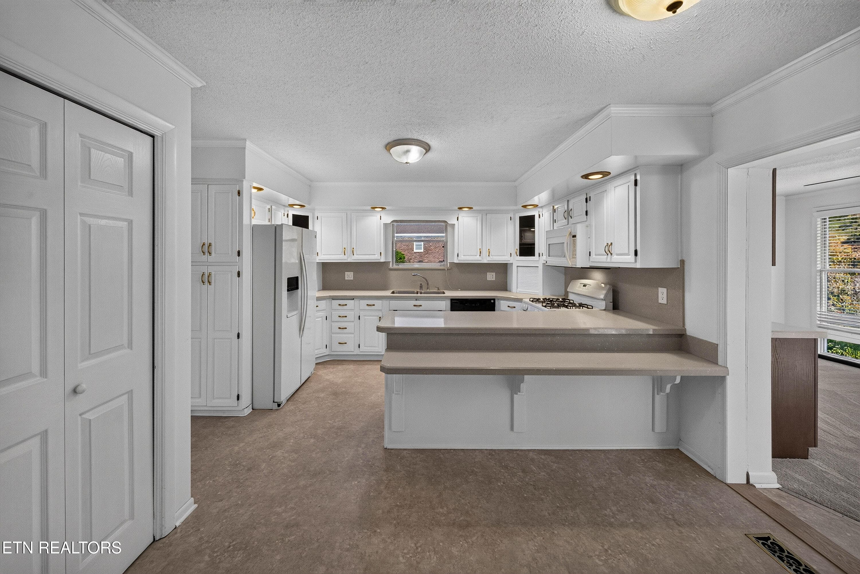 Kitchen - 5504 River Point Cove Rd, Knoxville, TN 37919