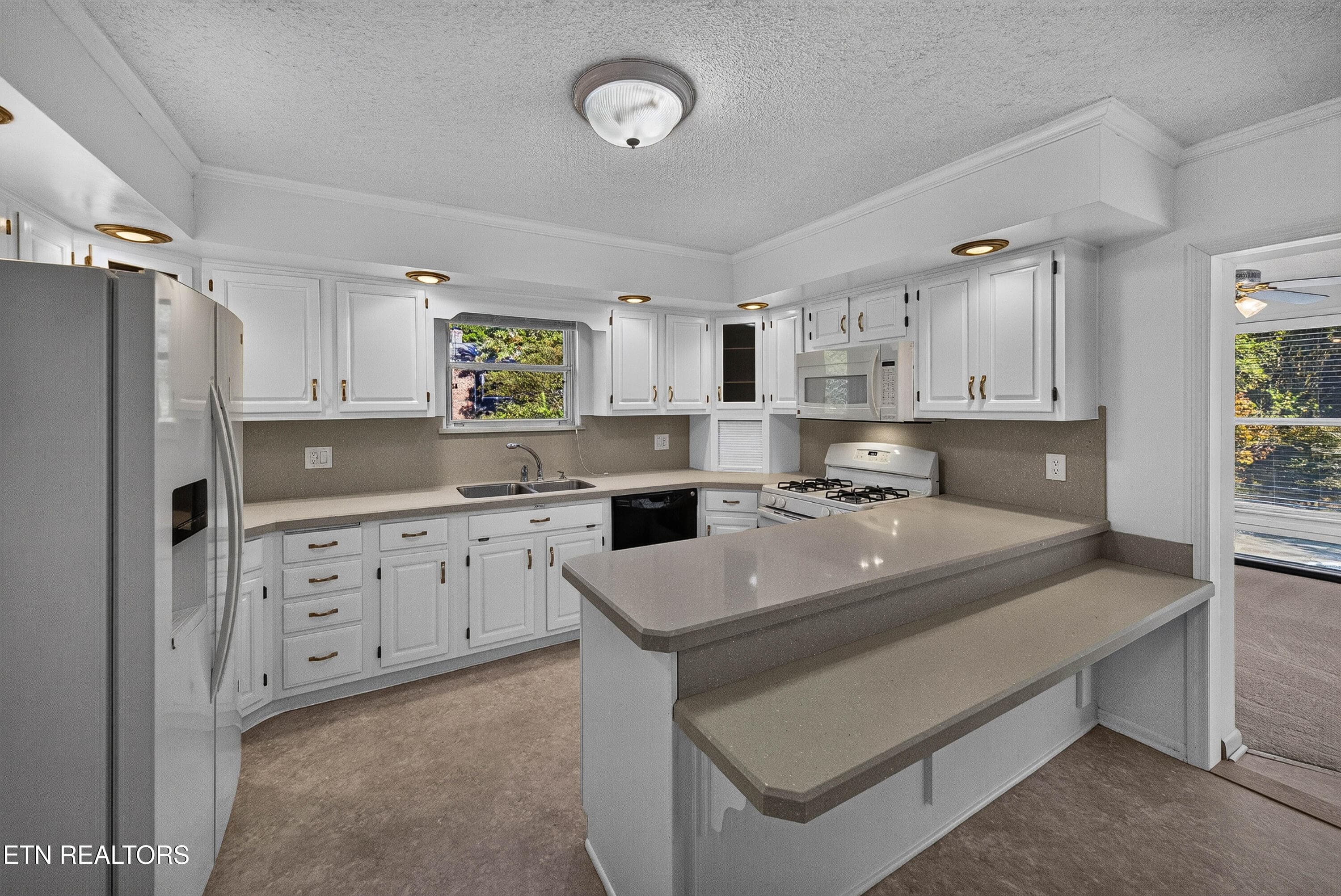 Kitchen - 5504 River Point Cove Rd, Knoxville, TN 37919