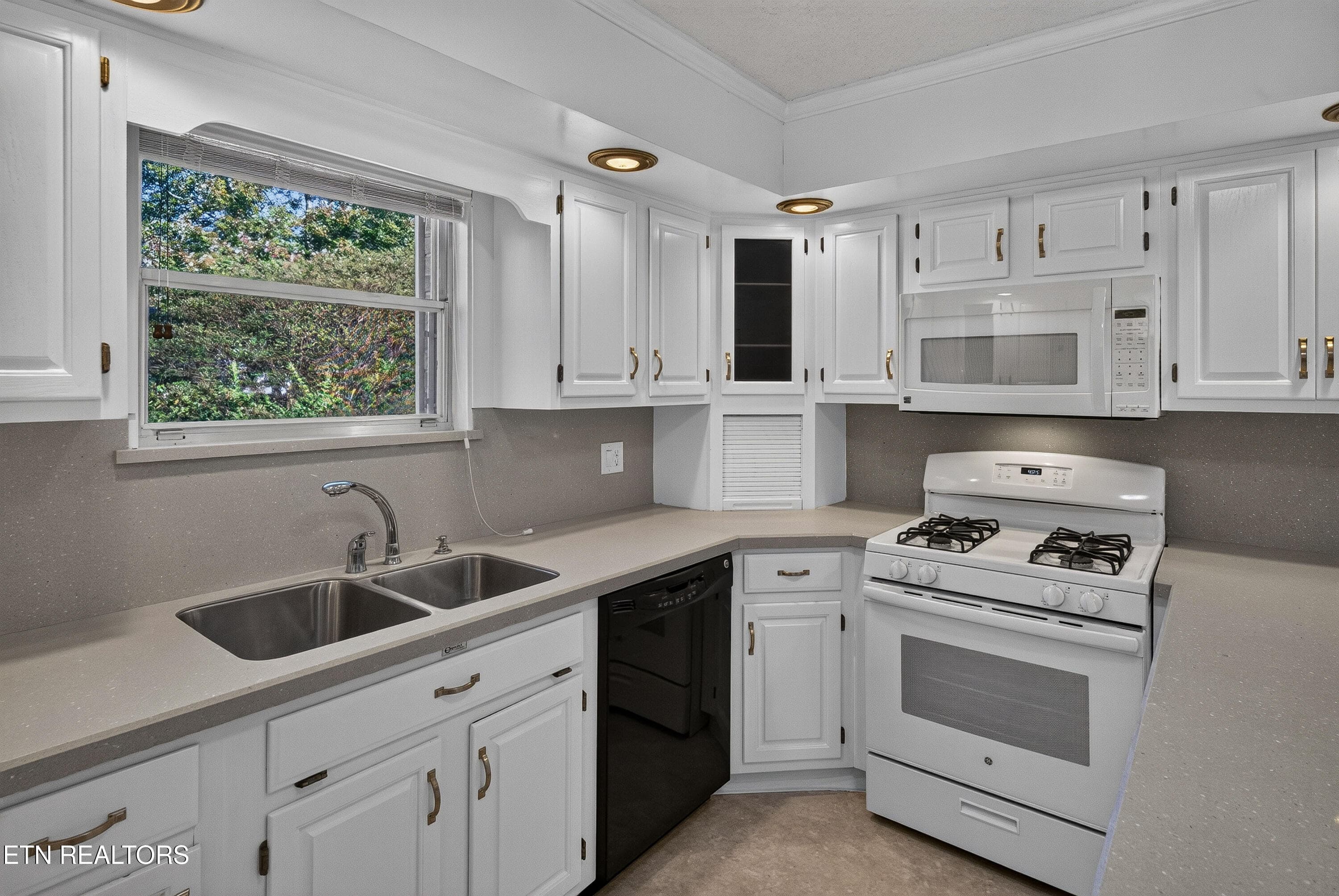 Kitchen - 5504 River Point Cove Rd, Knoxville, TN 37919