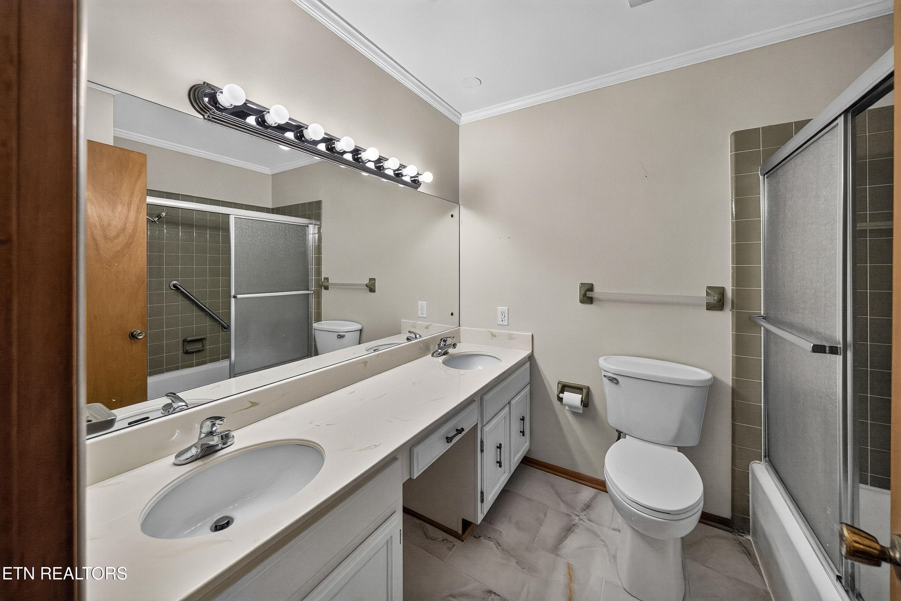 Bathroom 2 - 5504 River Point Cove Rd, Knoxville, TN 37919