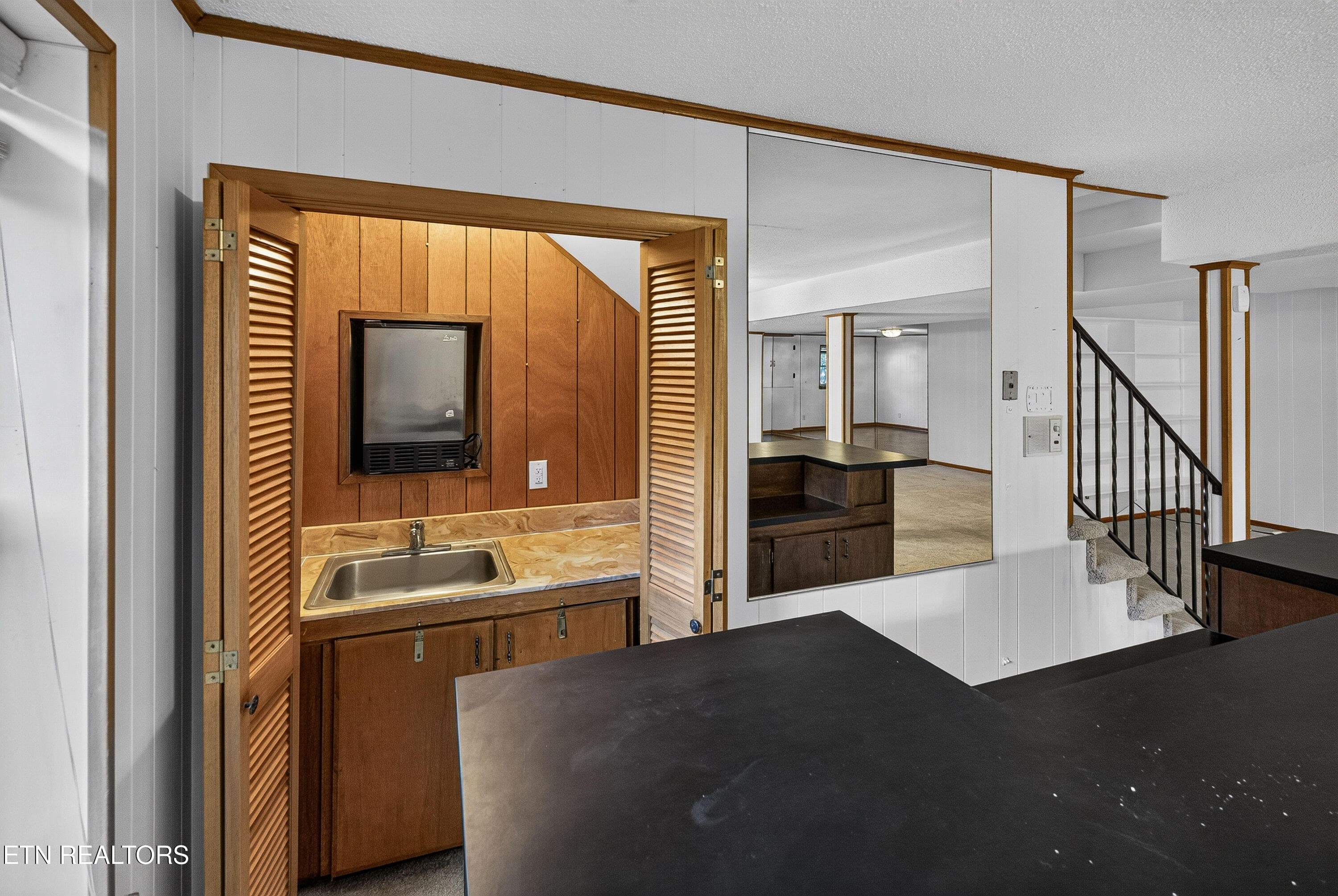Den with Wet Bar - 5504 River Point Cove Rd, Knoxville, TN 37919