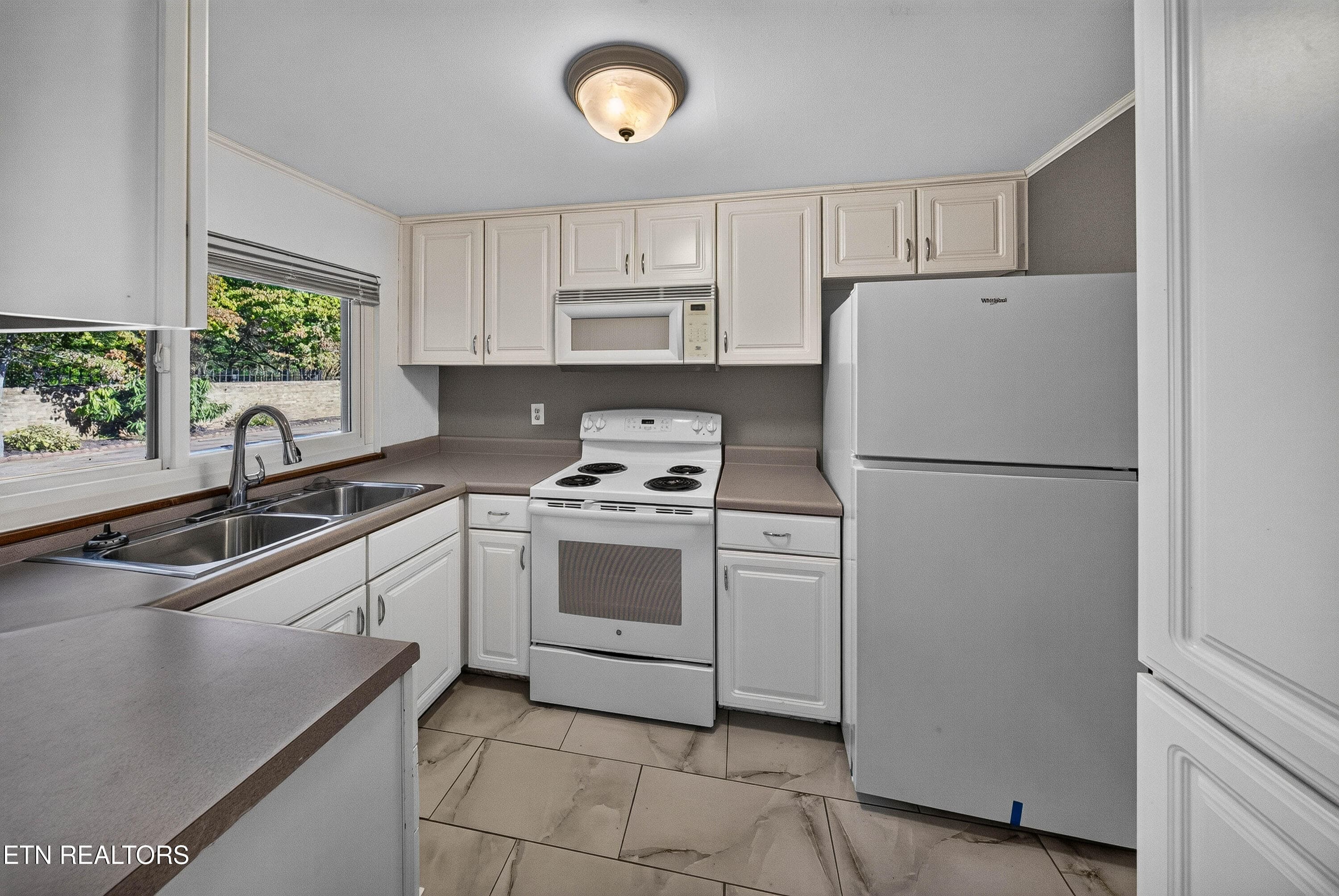Kitchen in Pool House - 5504 River Point Cove Rd, Knoxville, TN 37919