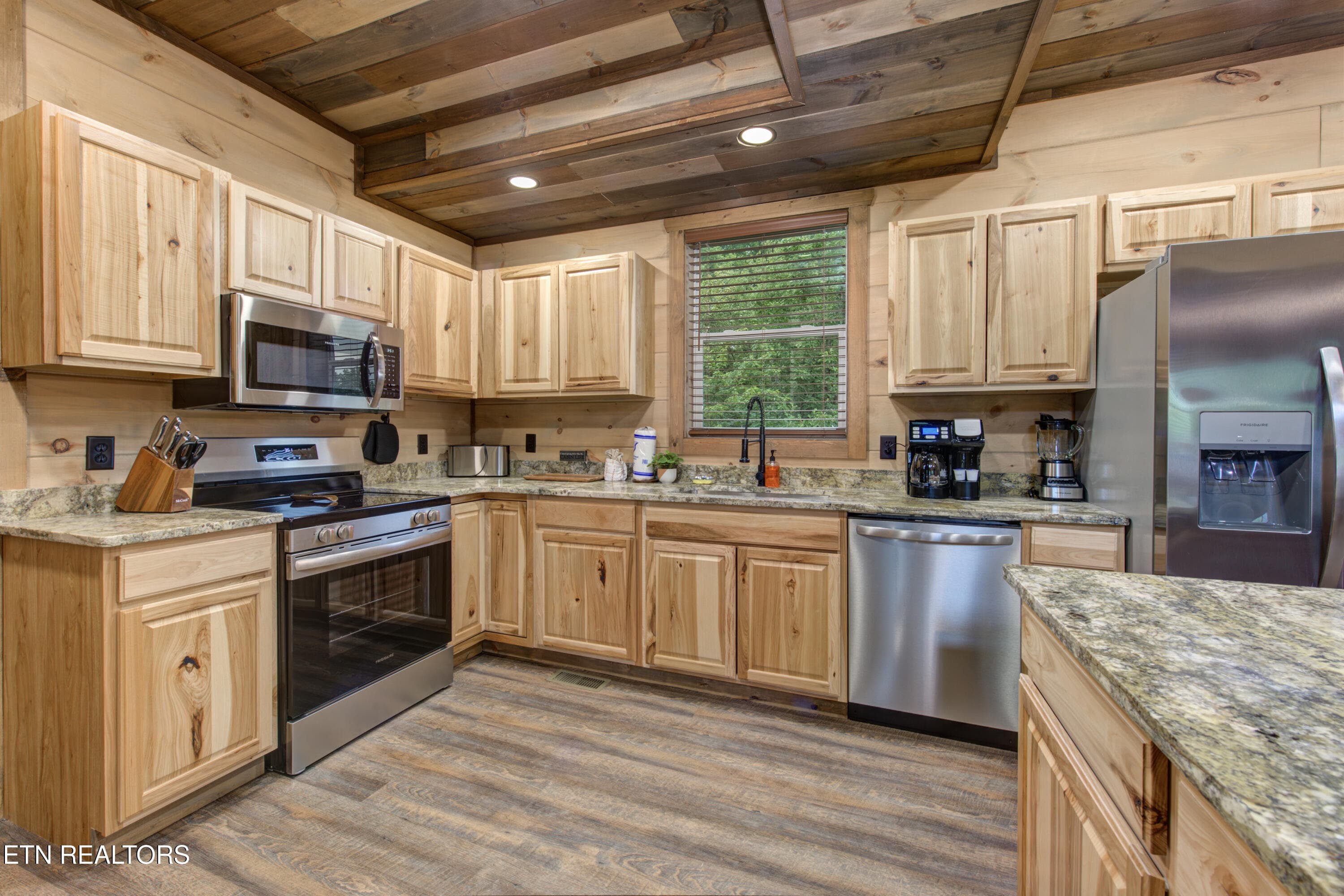 17-17_FriendsinBearPlaces - 466 Loop Rd, Gatlinburg, TN 37738, Gatlinburg