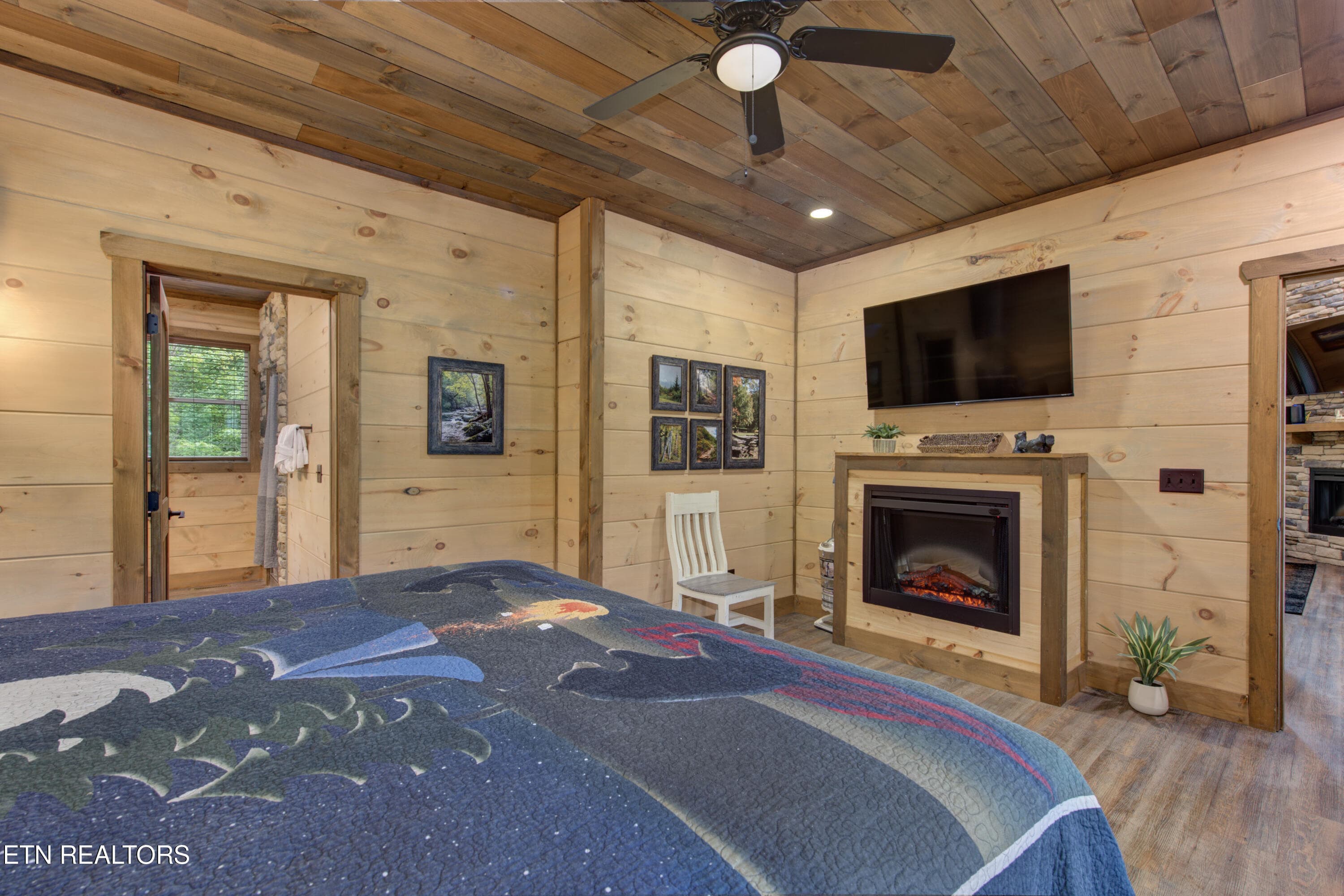 20-20_FriendsinBearPlaces - 466 Loop Rd, Gatlinburg, TN 37738, Gatlinburg