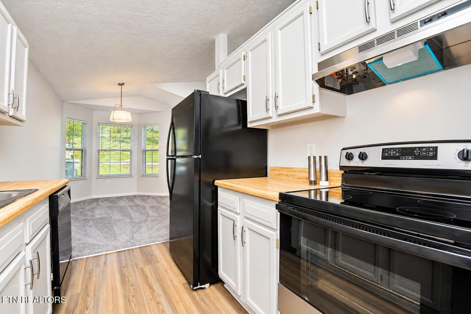 Bright Modern Kitchen and Breakfast Nook - 3337 Buttermilk Rd, Lenoir City, TN 37771, Lenoir City
