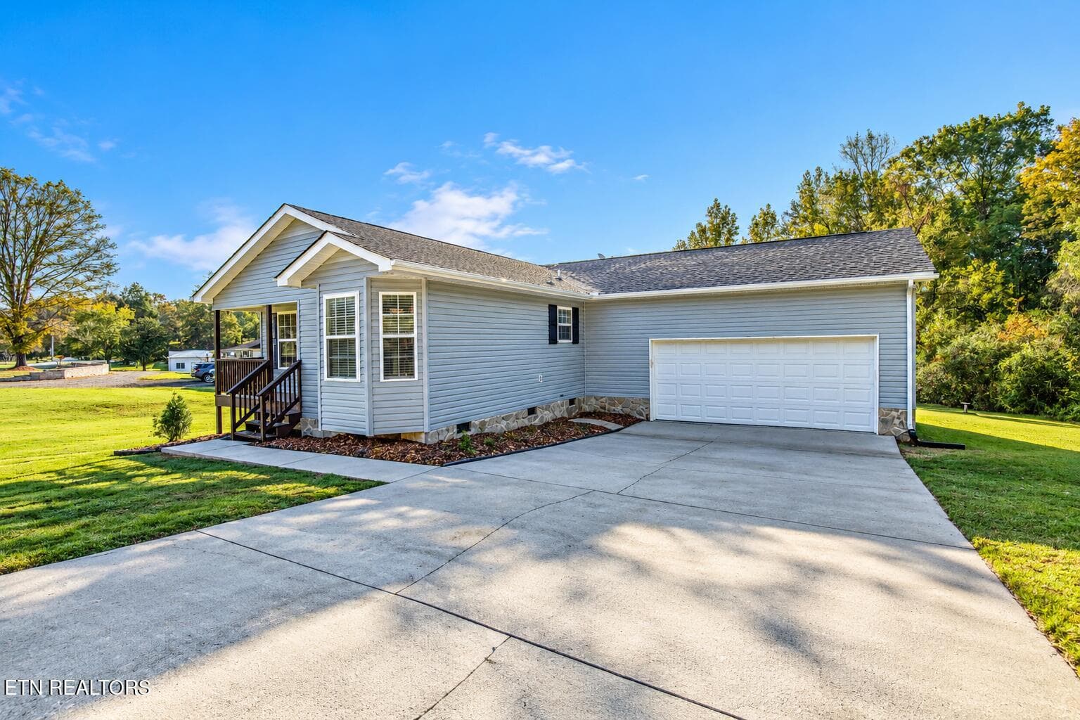 Sunny Ranch Home with Spacious Driveway - 3337 Buttermilk Rd, Lenoir City, TN 37771, Lenoir City