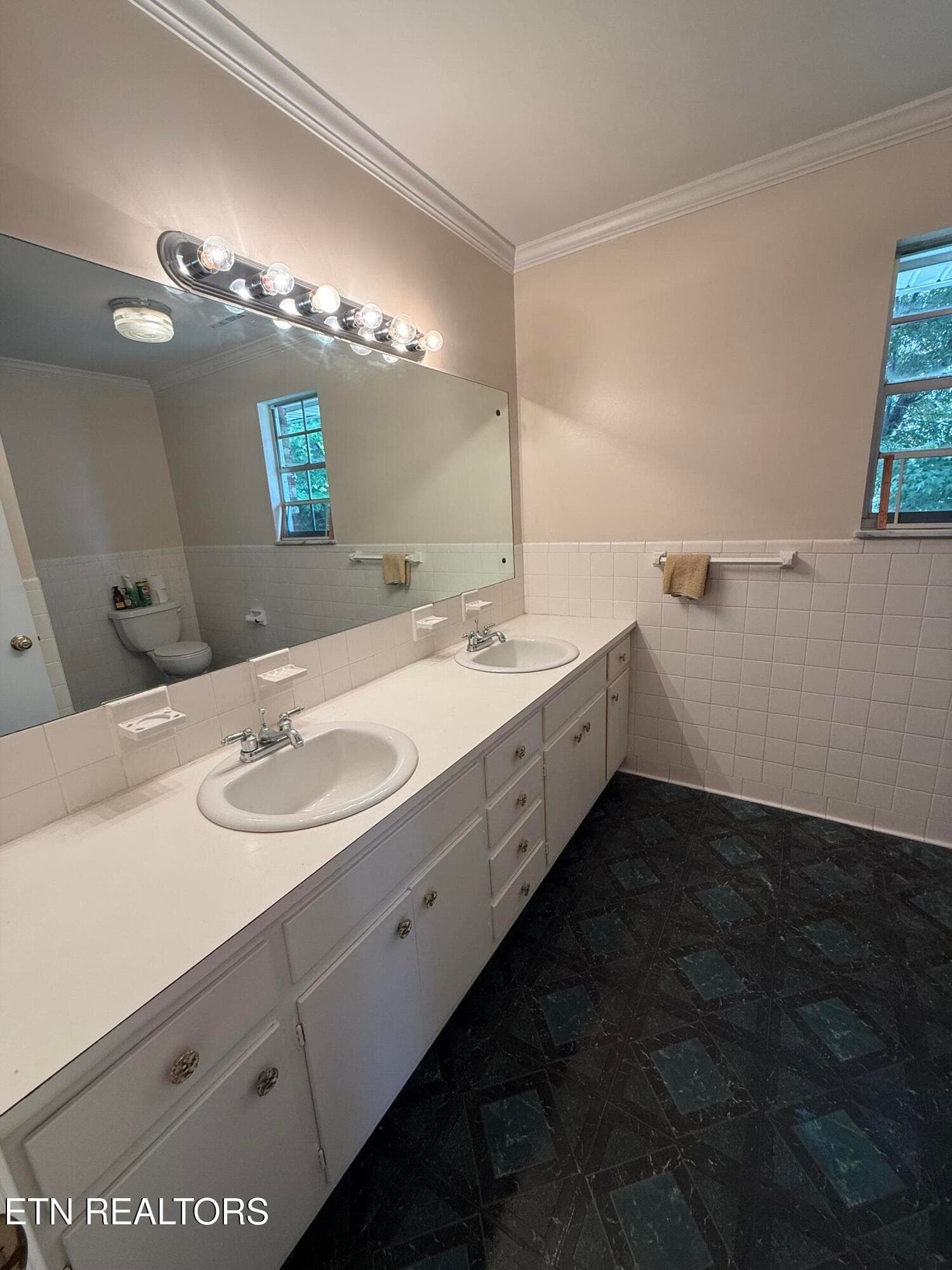 Upstairs bath - 302 Jackson Hills Drive, Maryville, TN 37804, Maryville