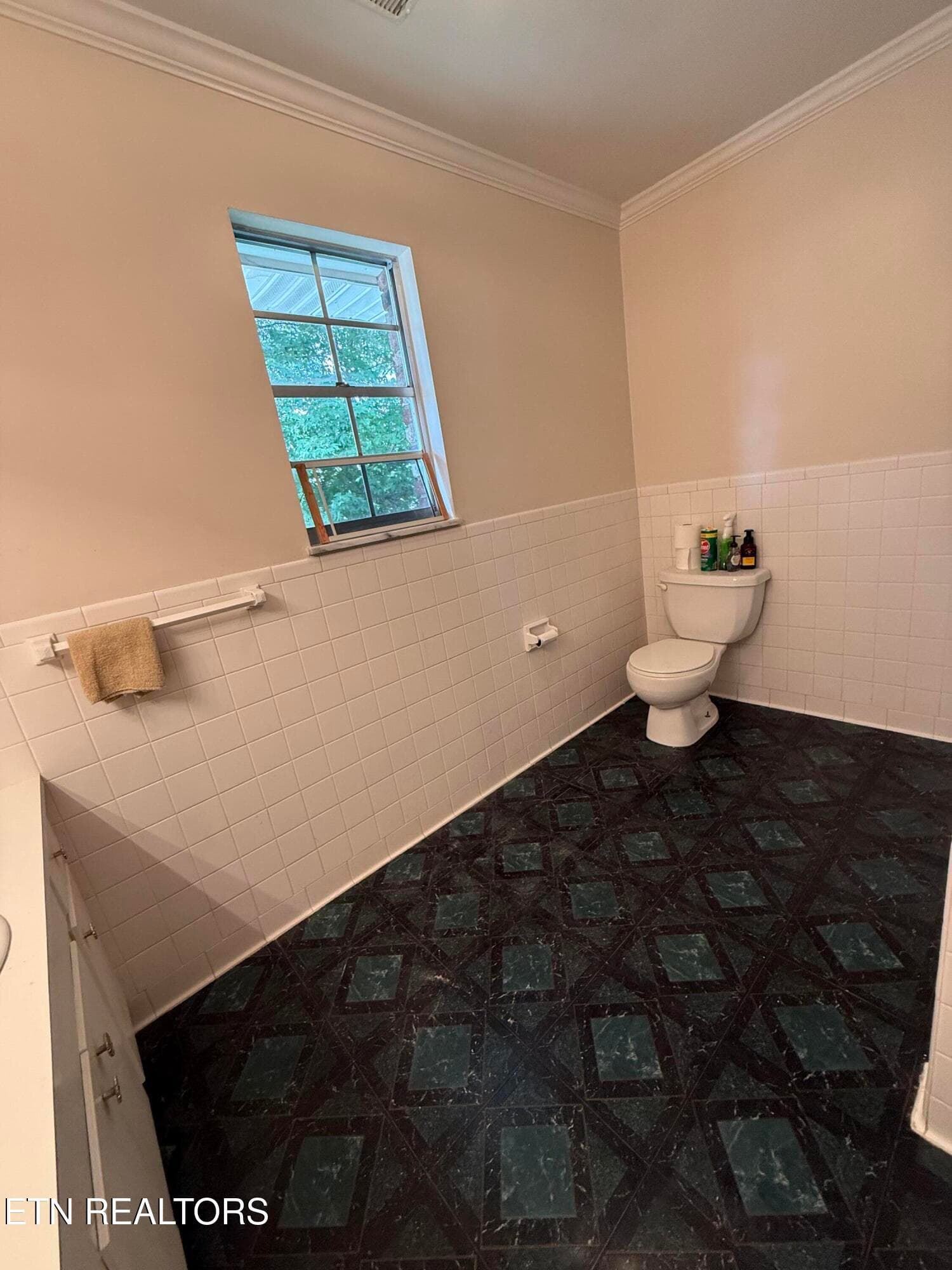 upstairs bath - 302 Jackson Hills Drive, Maryville, TN 37804, Maryville
