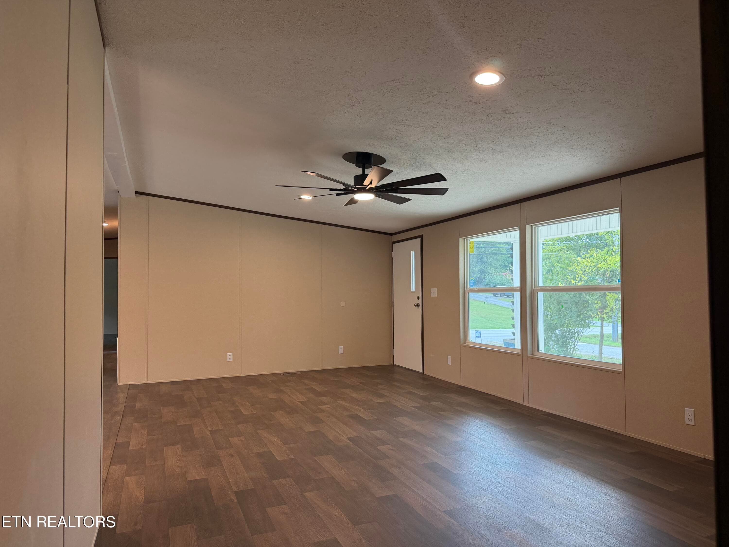 Large living room - 19185 Martel Rd, Lenoir City, TN 37772, Lenoir City