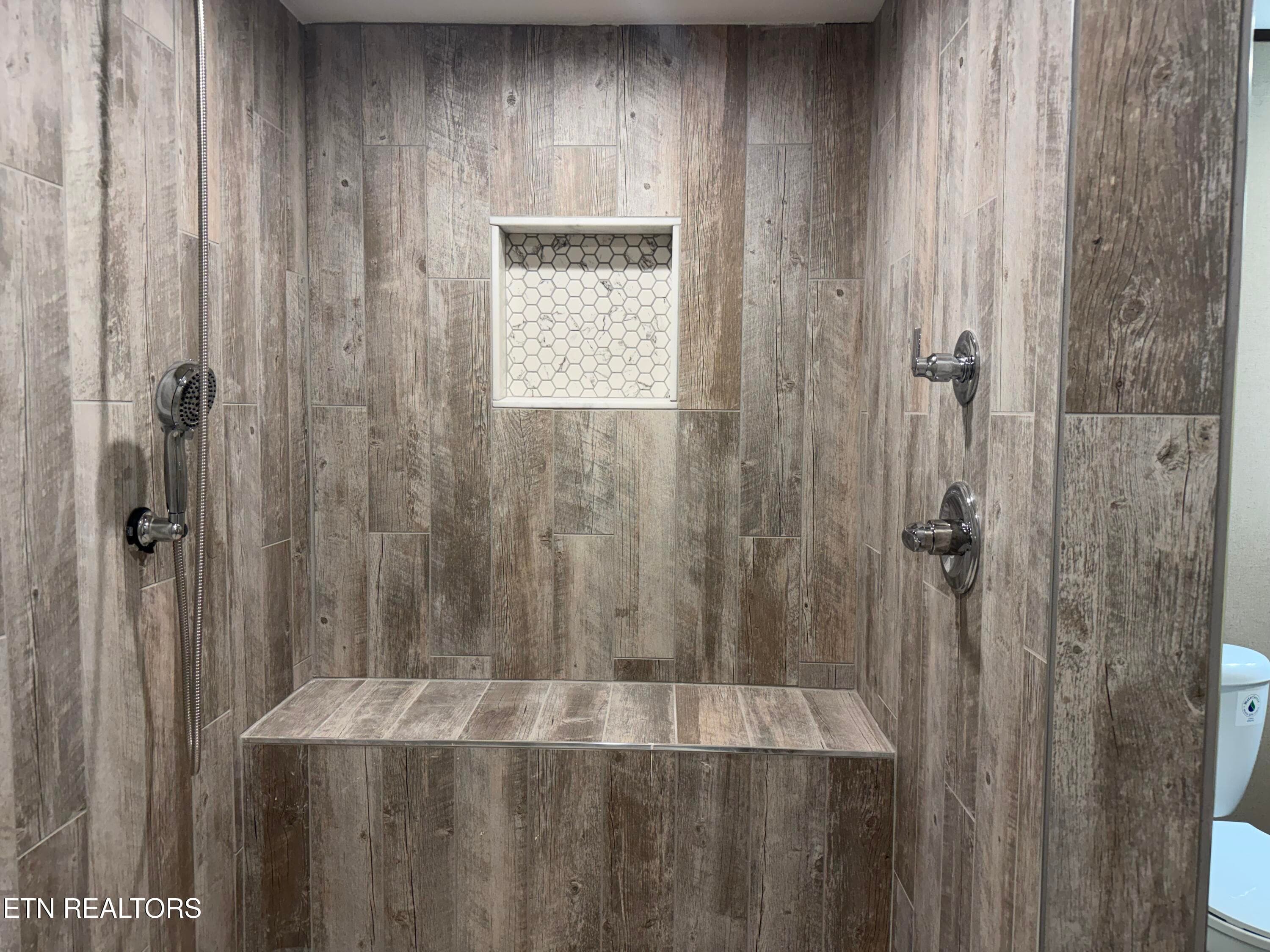 Large shower in Owner's suite - 19185 Martel Rd, Lenoir City, TN 37772, Lenoir City