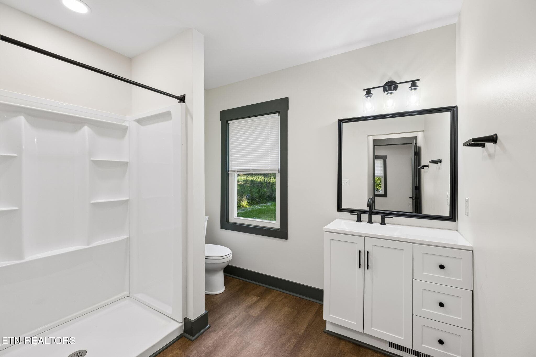 Primary Bathroom - 2746 Linden Ave, Knoxville, TN 37914, Knoxville