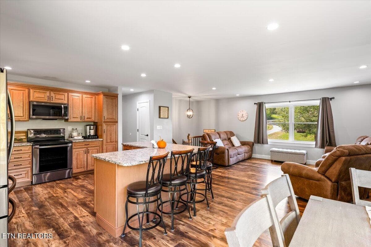 22-230 Mack Gamble Ln - 230 Mack Gamble Lane, Jacksboro, TN 37757