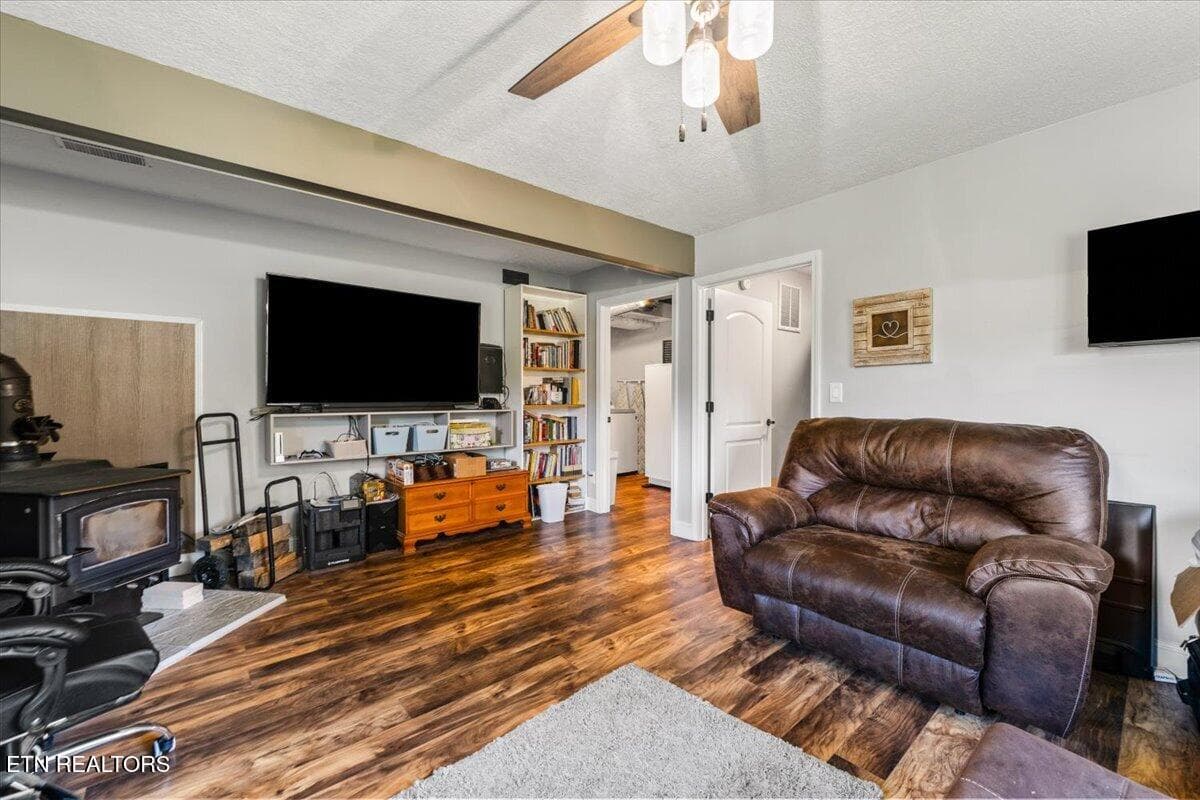 40-230 Mack Gamble Ln - 230 Mack Gamble Lane, Jacksboro, TN 37757