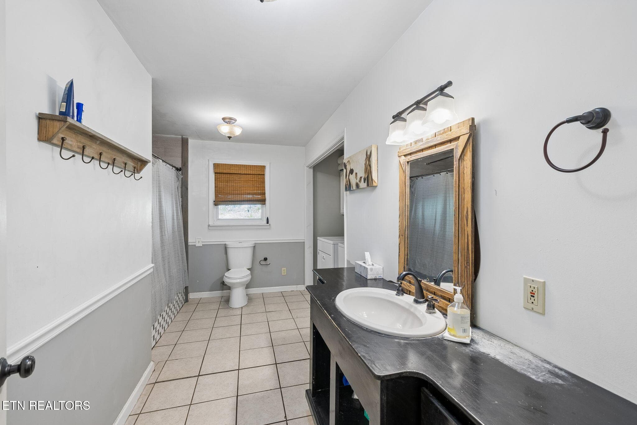 Hallway Bathroom - 3134 Highway 131, Washburn, TN 37888, Washburn