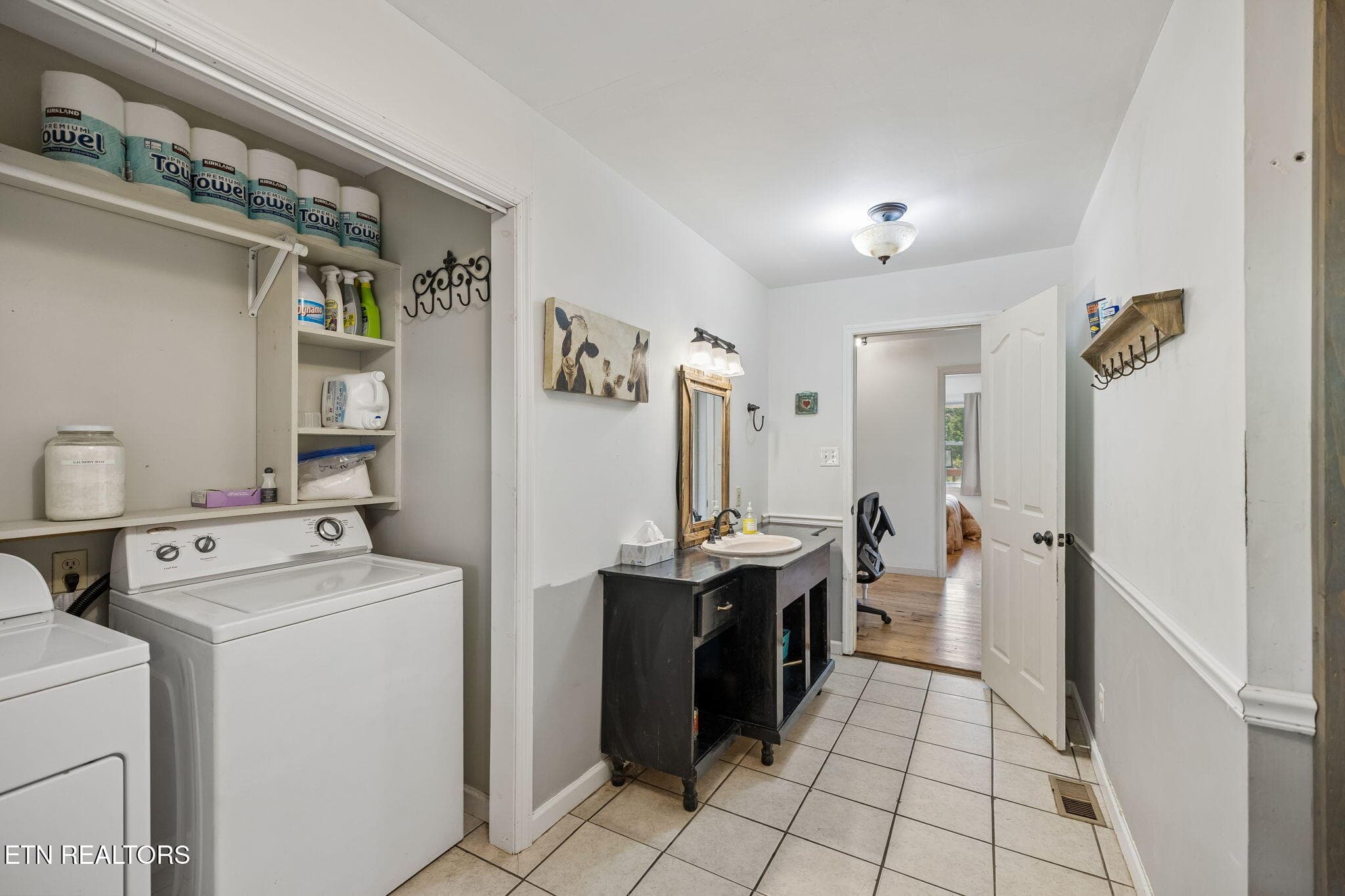 Hallway bathroom - 3134 Highway 131, Washburn, TN 37888, Washburn