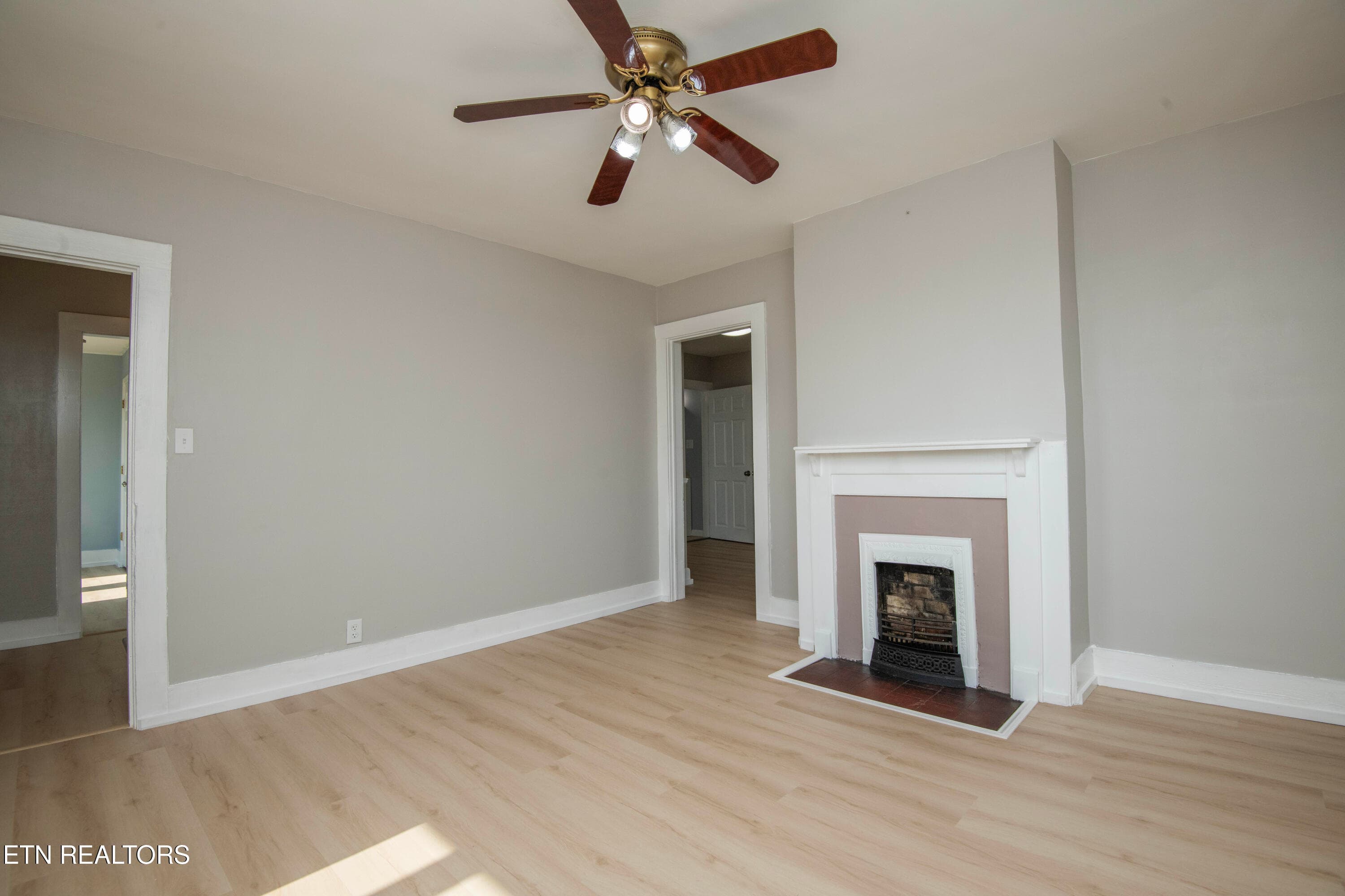 living 2 - 509 W 3rd Ave, Lenoir City, TN 37771, Lenoir City