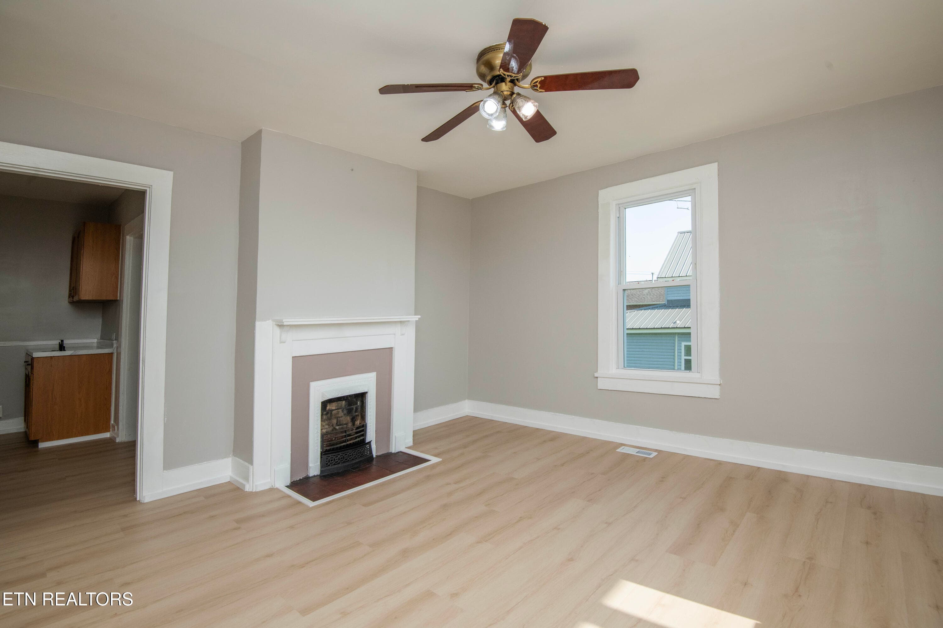 living 3 - 509 W 3rd Ave, Lenoir City, TN 37771, Lenoir City