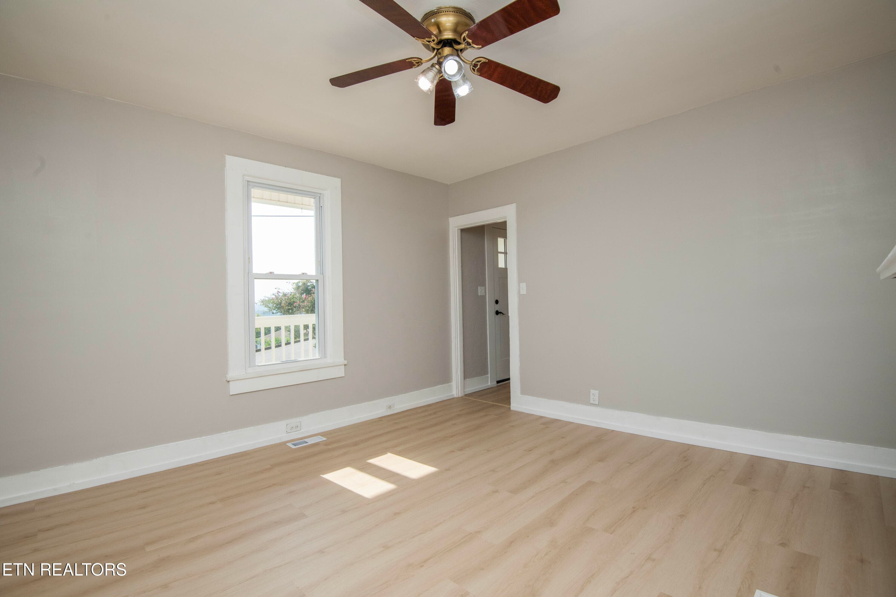 living 1 - 509 W 3rd Ave, Lenoir City, TN 37771, Lenoir City