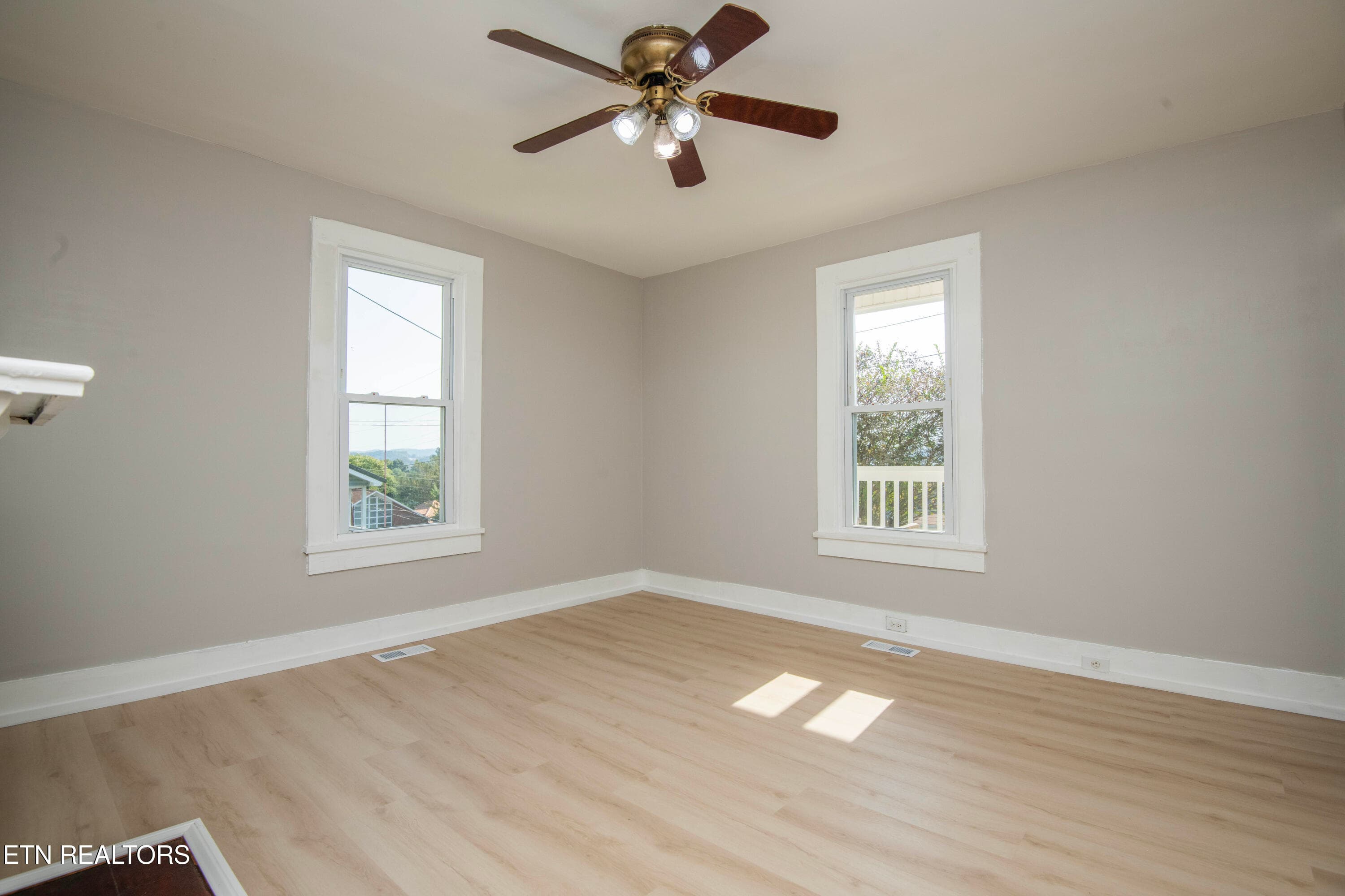living - 509 W 3rd Ave, Lenoir City, TN 37771, Lenoir City
