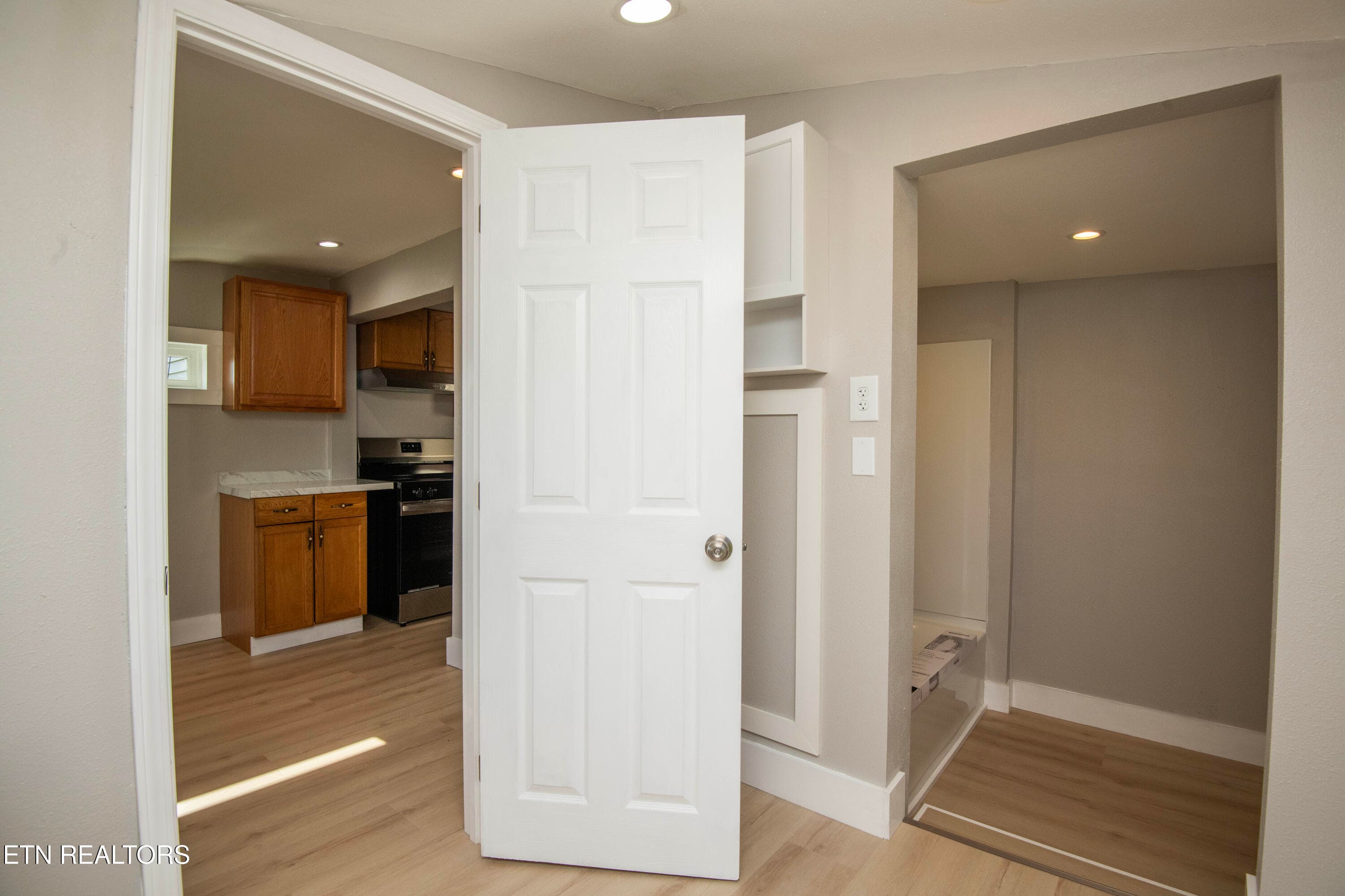 second bath 2 - 509 W 3rd Ave, Lenoir City, TN 37771, Lenoir City