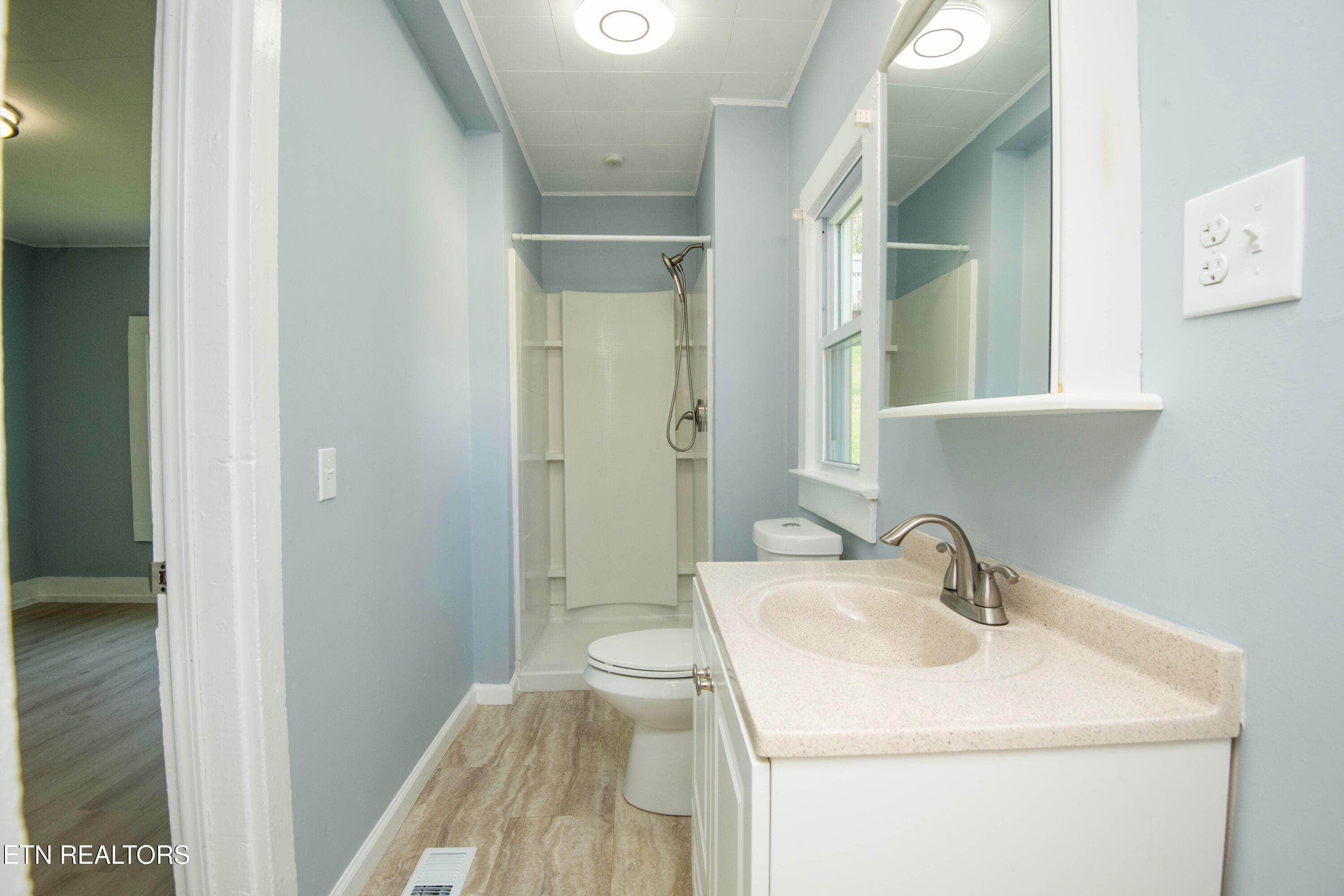 bath - 509 W 3rd Ave, Lenoir City, TN 37771, Lenoir City