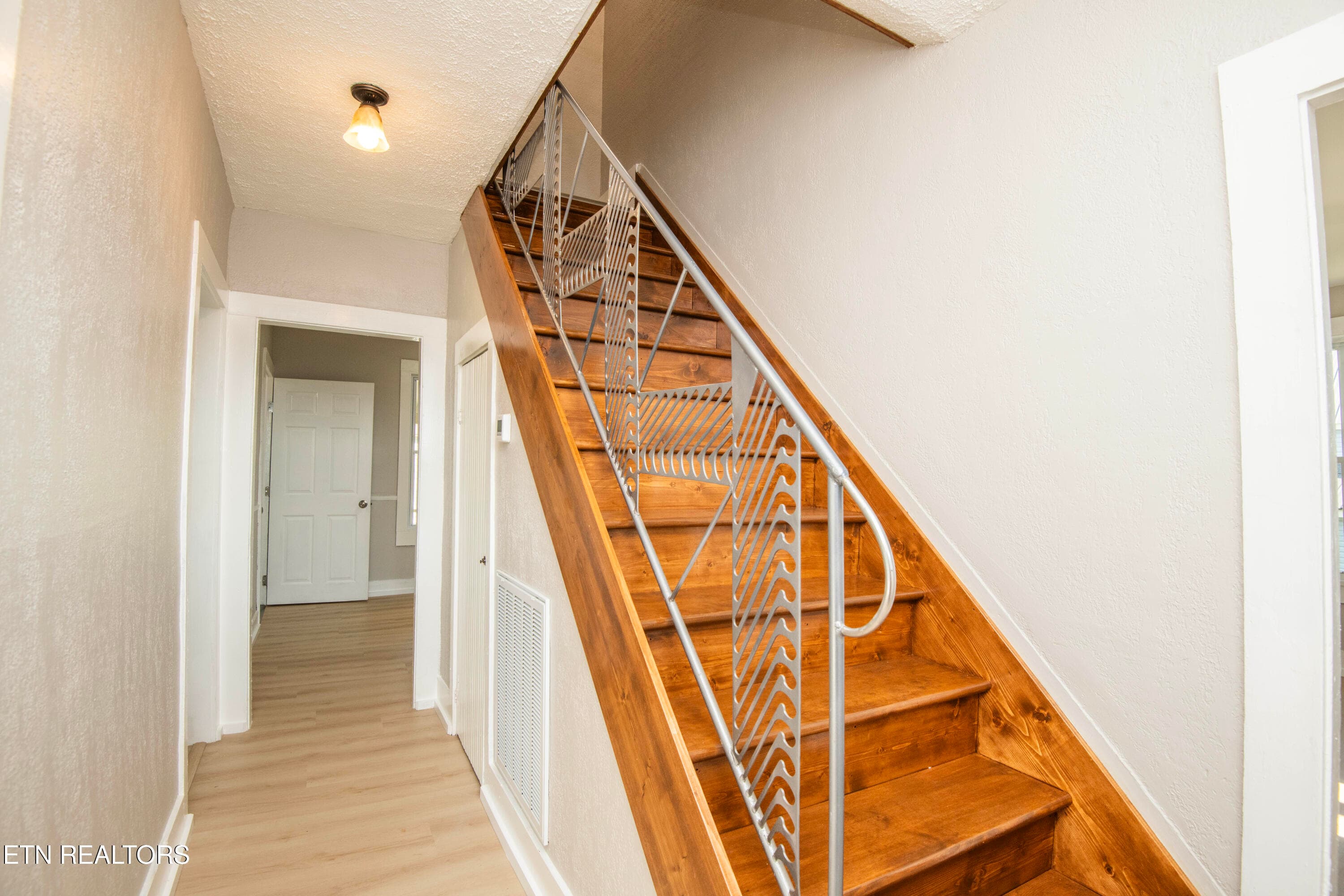 foyer - 509 W 3rd Ave, Lenoir City, TN 37771, Lenoir City