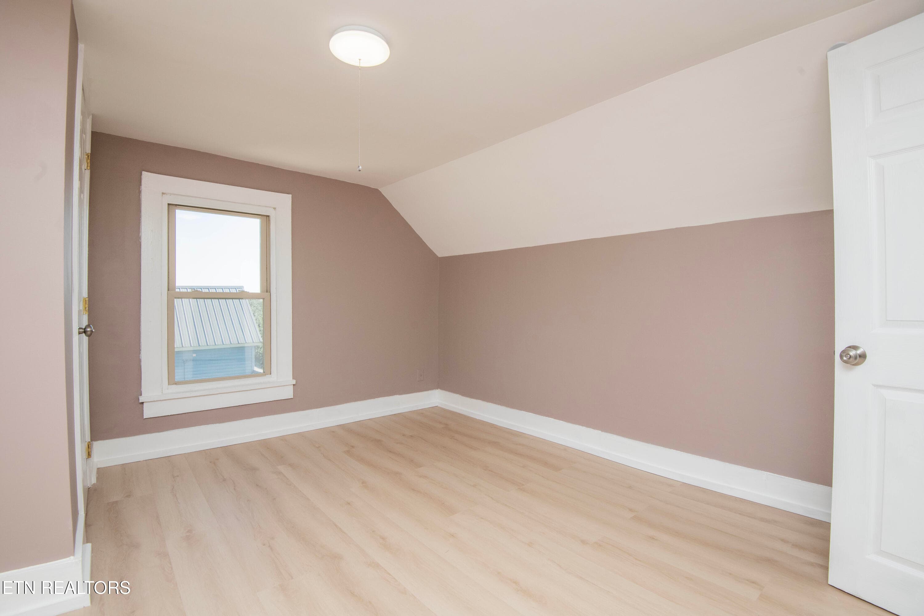 bed 1 - 509 W 3rd Ave, Lenoir City, TN 37771, Lenoir City