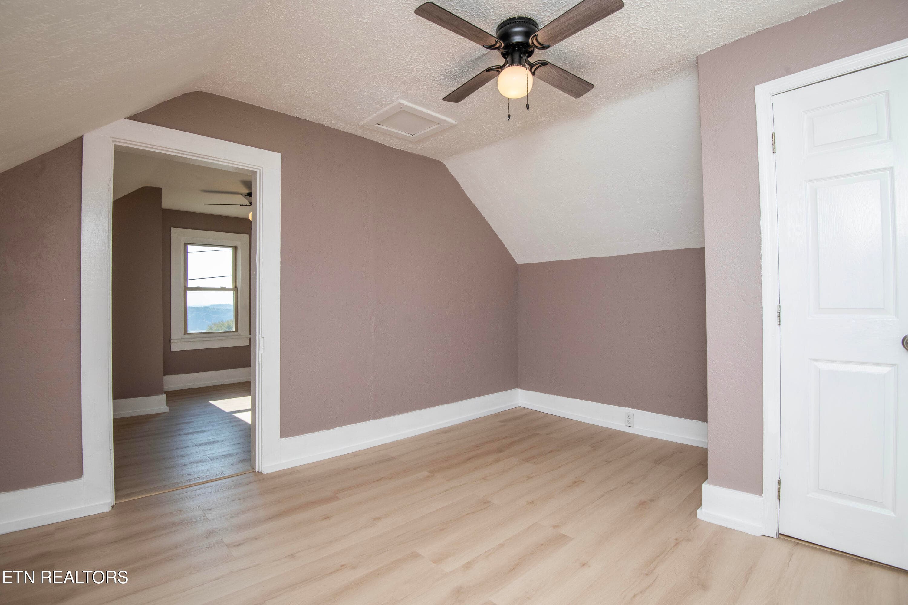 bed 3 - 509 W 3rd Ave, Lenoir City, TN 37771, Lenoir City