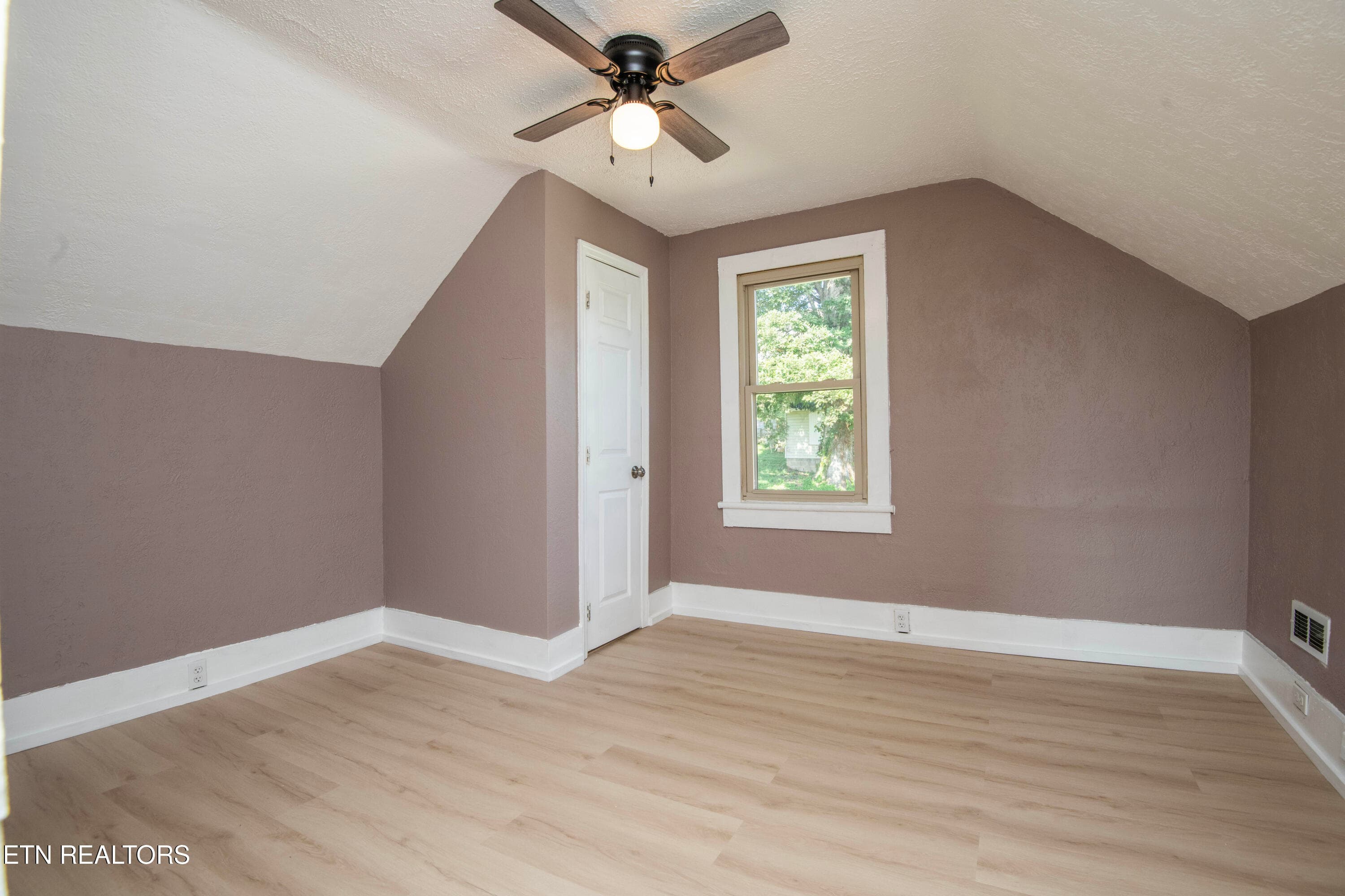 bed 5 - 509 W 3rd Ave, Lenoir City, TN 37771, Lenoir City