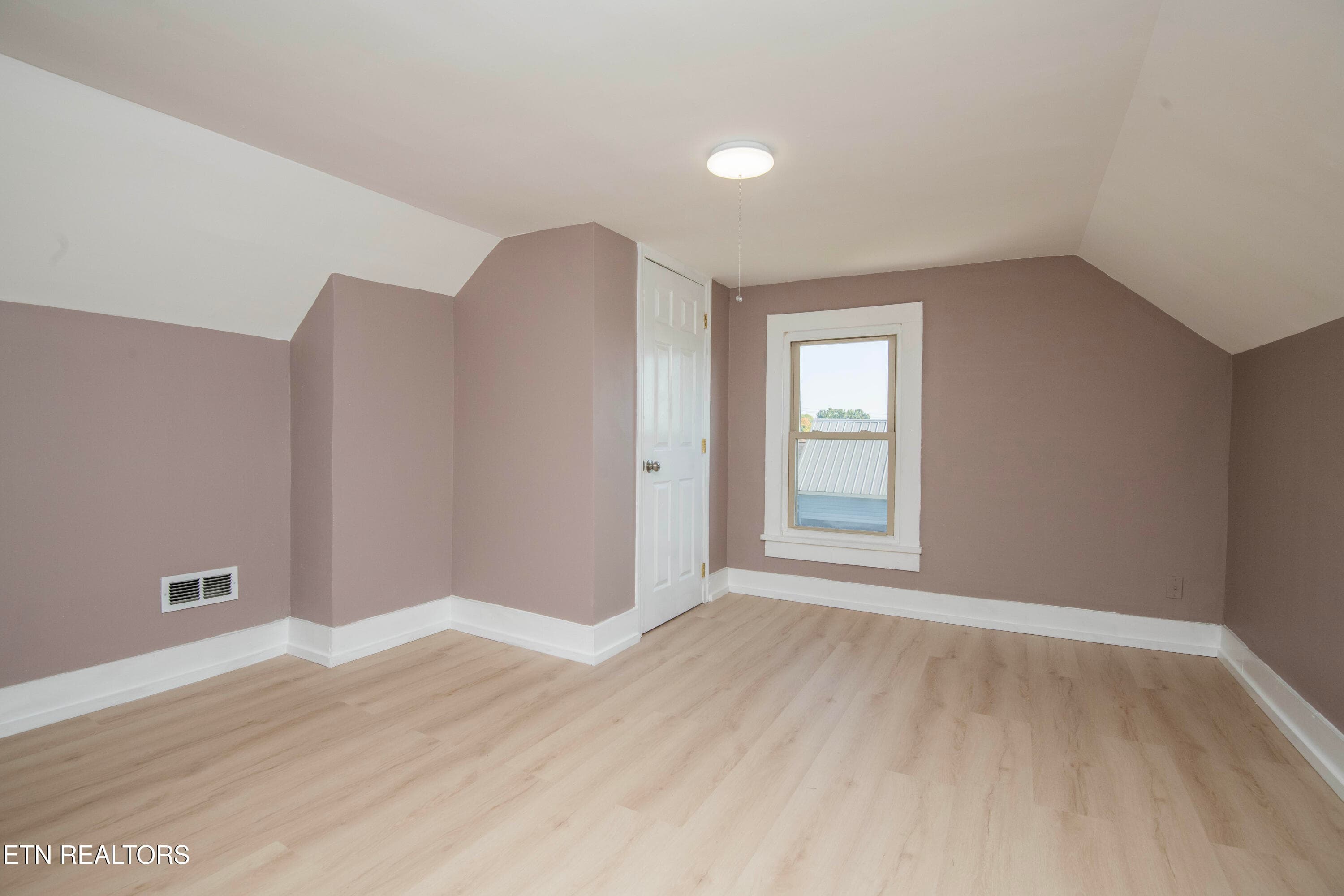 bed - 509 W 3rd Ave, Lenoir City, TN 37771, Lenoir City
