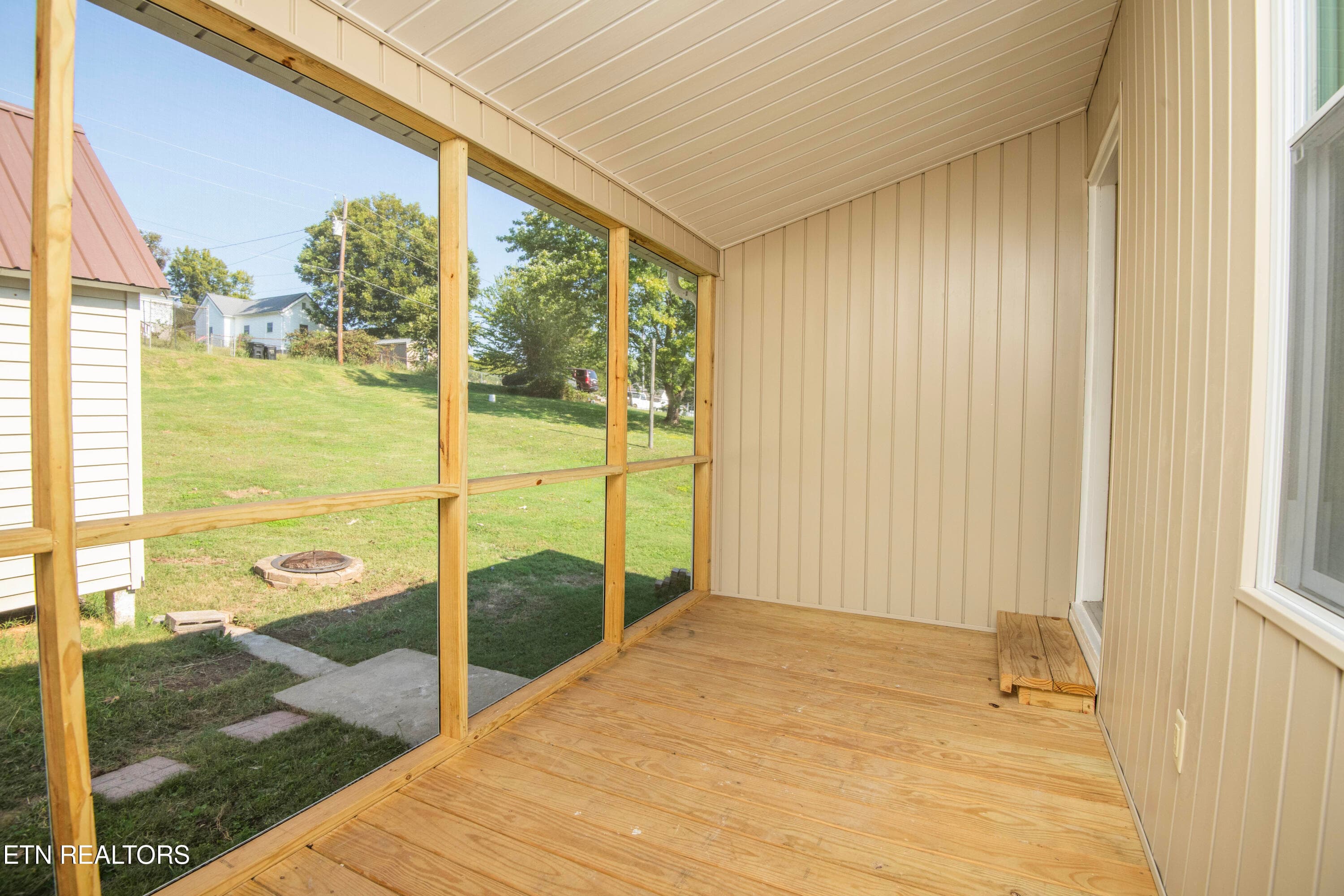 porch 1 - 509 W 3rd Ave, Lenoir City, TN 37771, Lenoir City