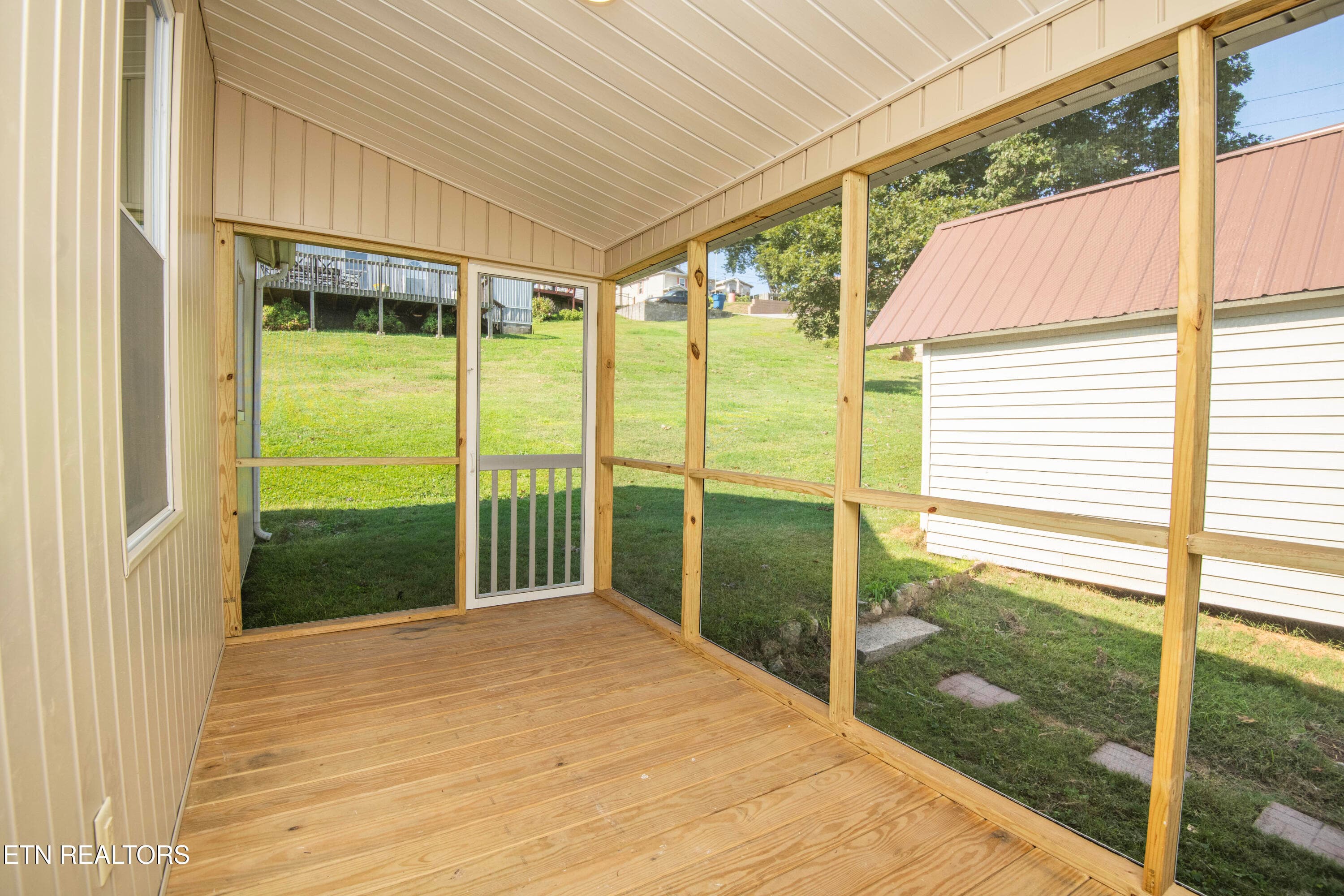 porch 2 - 509 W 3rd Ave, Lenoir City, TN 37771, Lenoir City