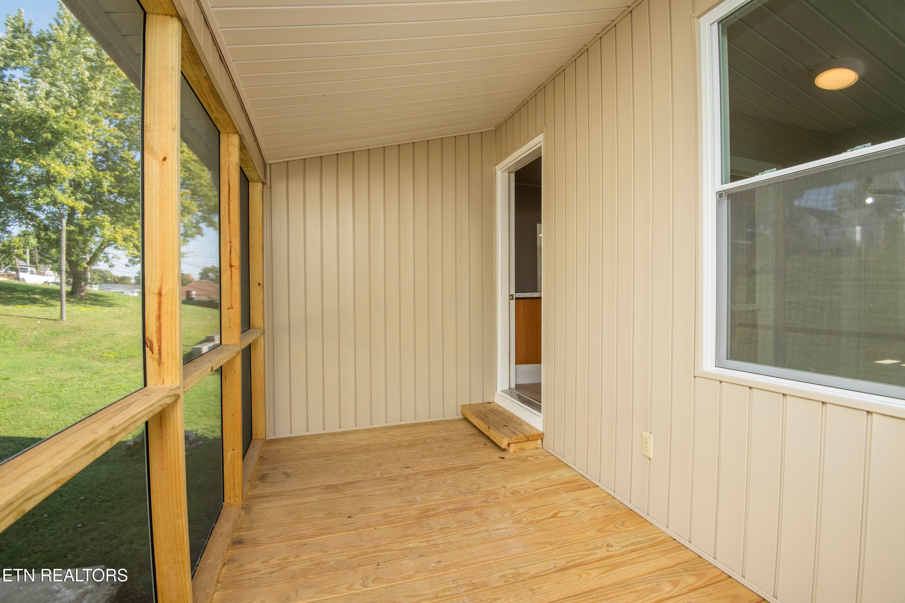 porch - 509 W 3rd Ave, Lenoir City, TN 37771, Lenoir City