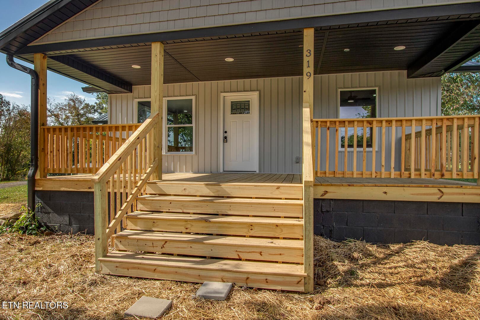 04_SChurchAvenue_319_FrontPorchAccess - 319 S Church Ave, Rockwood, TN 37854, Rockwood