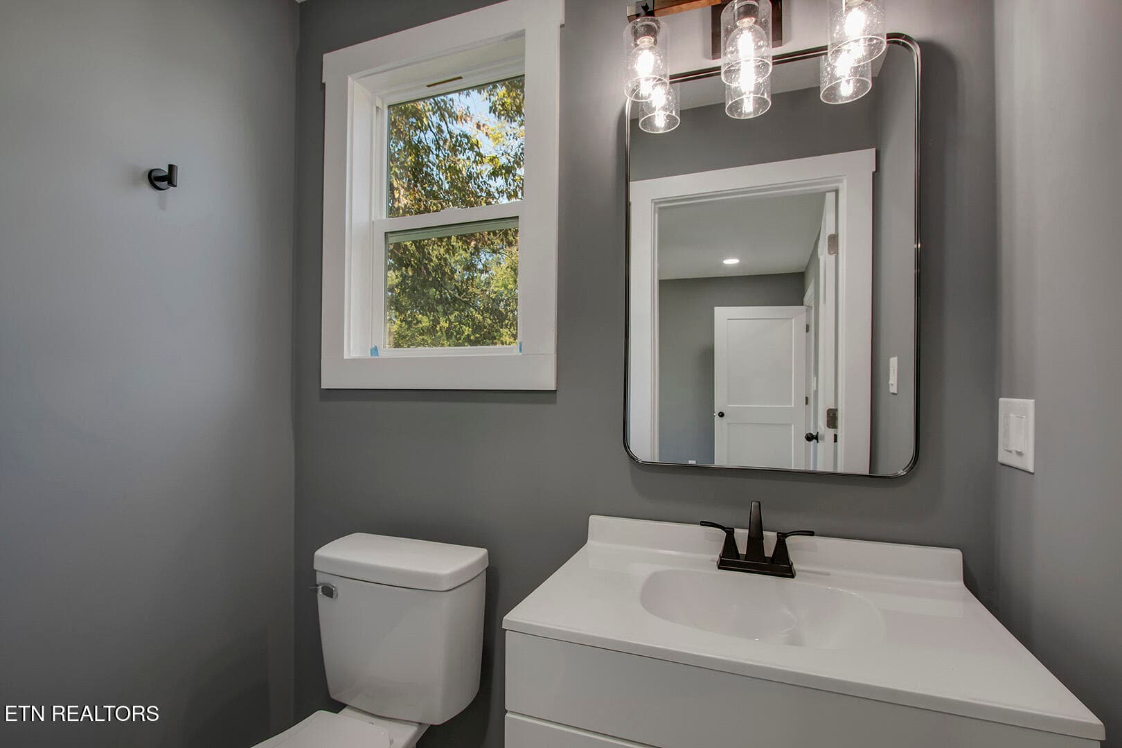 21_SChurchAvenue_319_MasterHalfBath - 319 S Church Ave, Rockwood, TN 37854, Rockwood