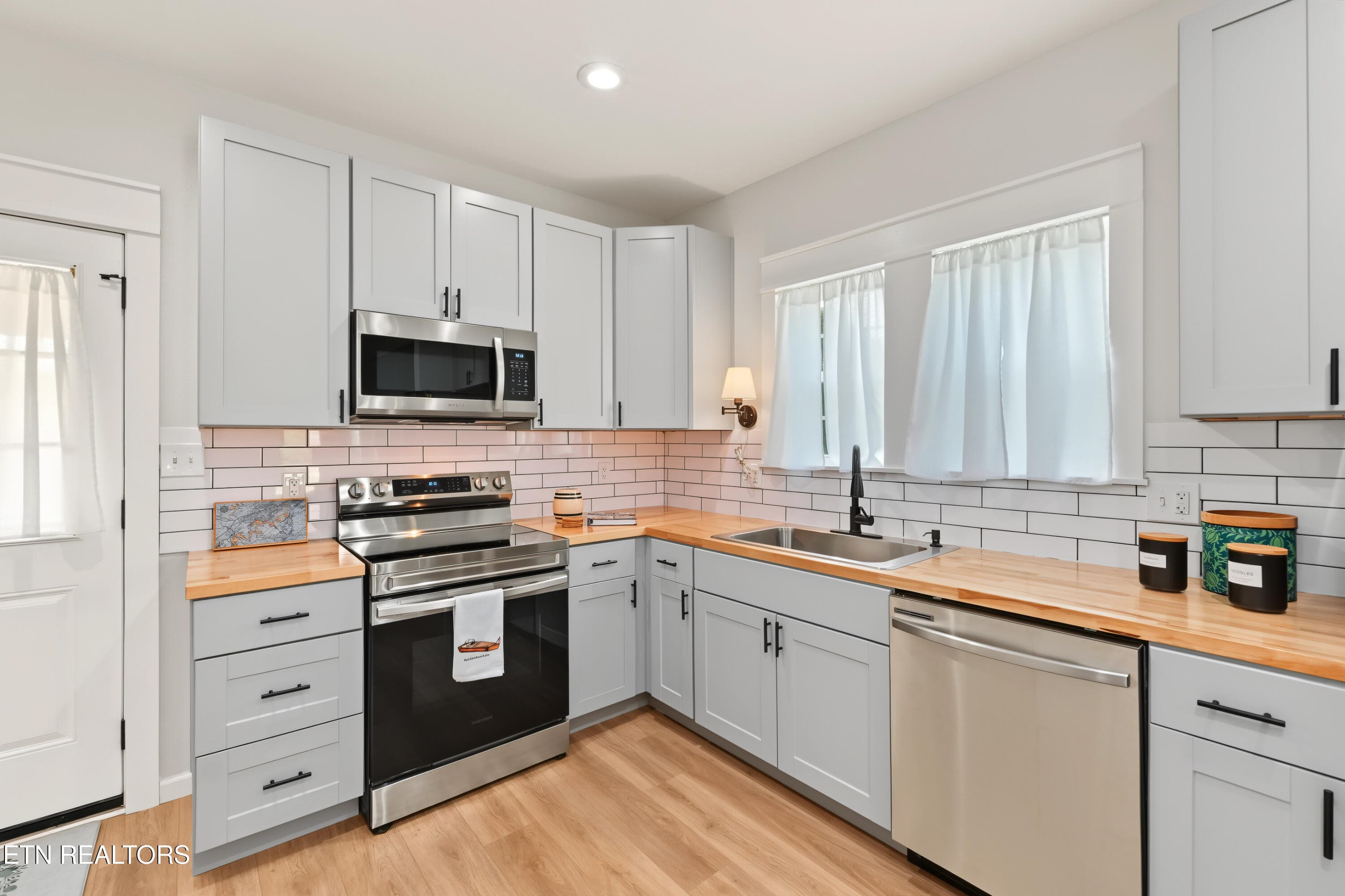 ALL APPLIANCES REMAIN - 511 Ferry St, Loudon, TN 37774, Loudon