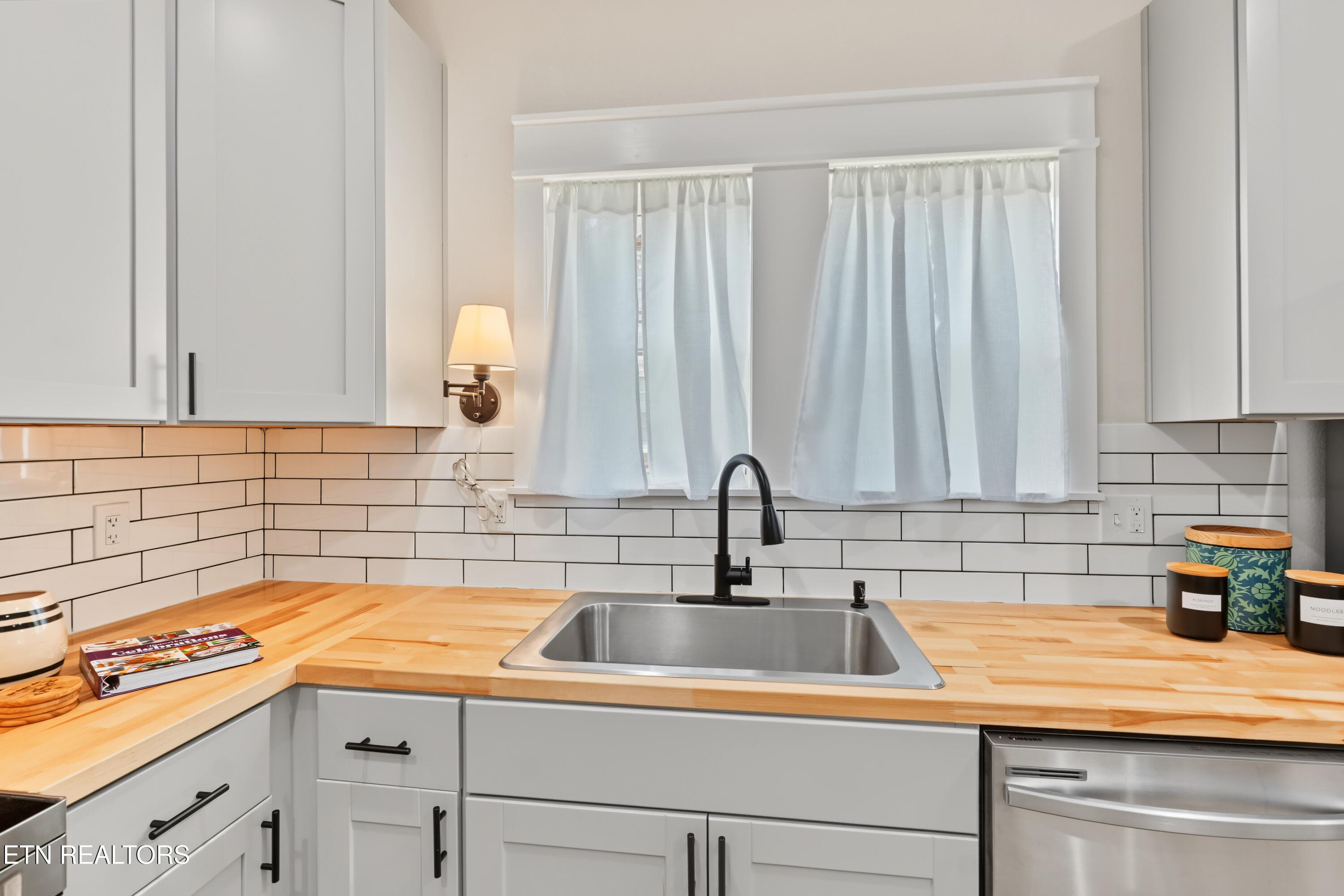 TILED BACKSPLASH - 511 Ferry St, Loudon, TN 37774, Loudon