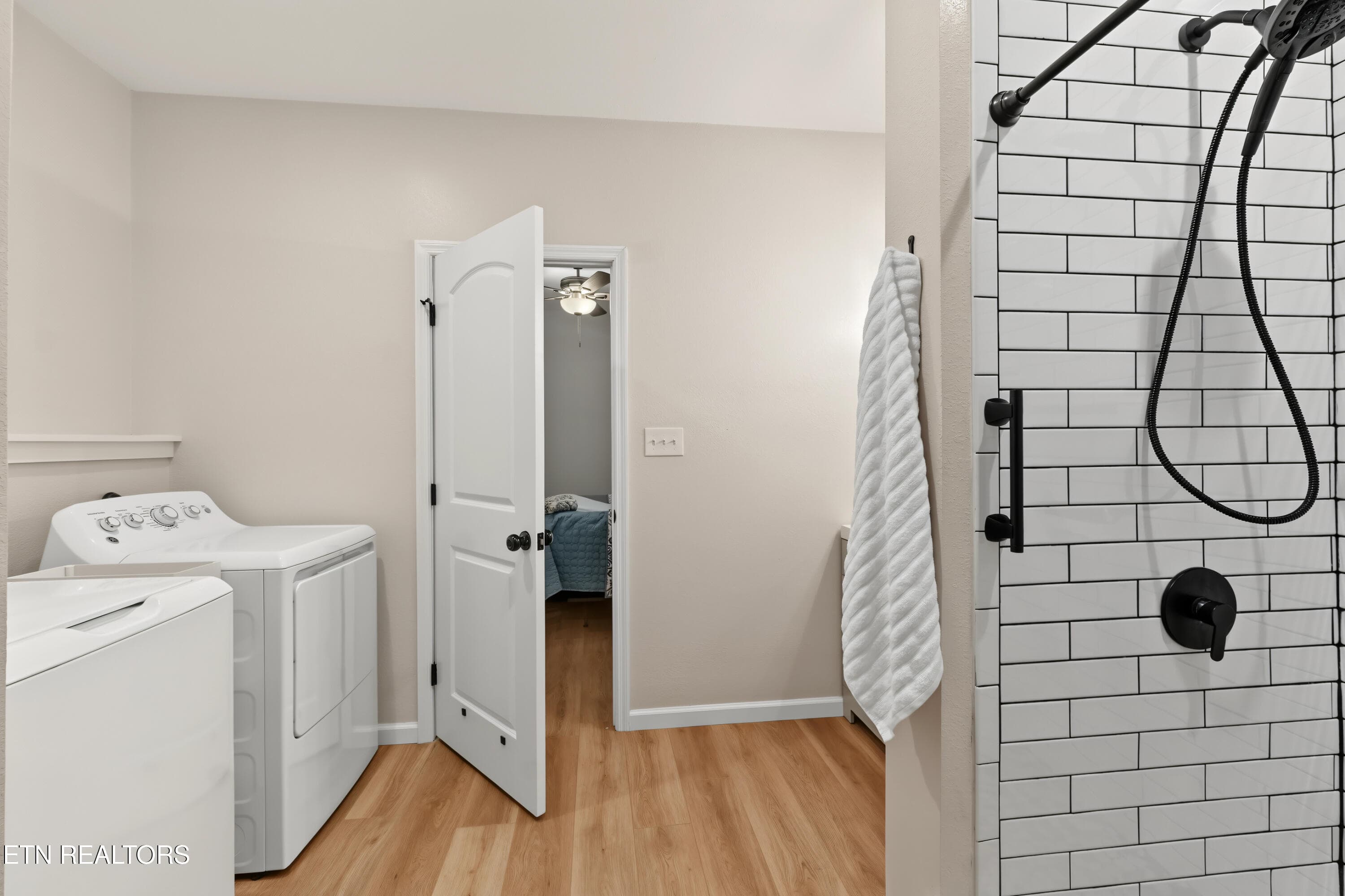 EN-SUITE W/LAUNDRY - 511 Ferry St, Loudon, TN 37774, Loudon