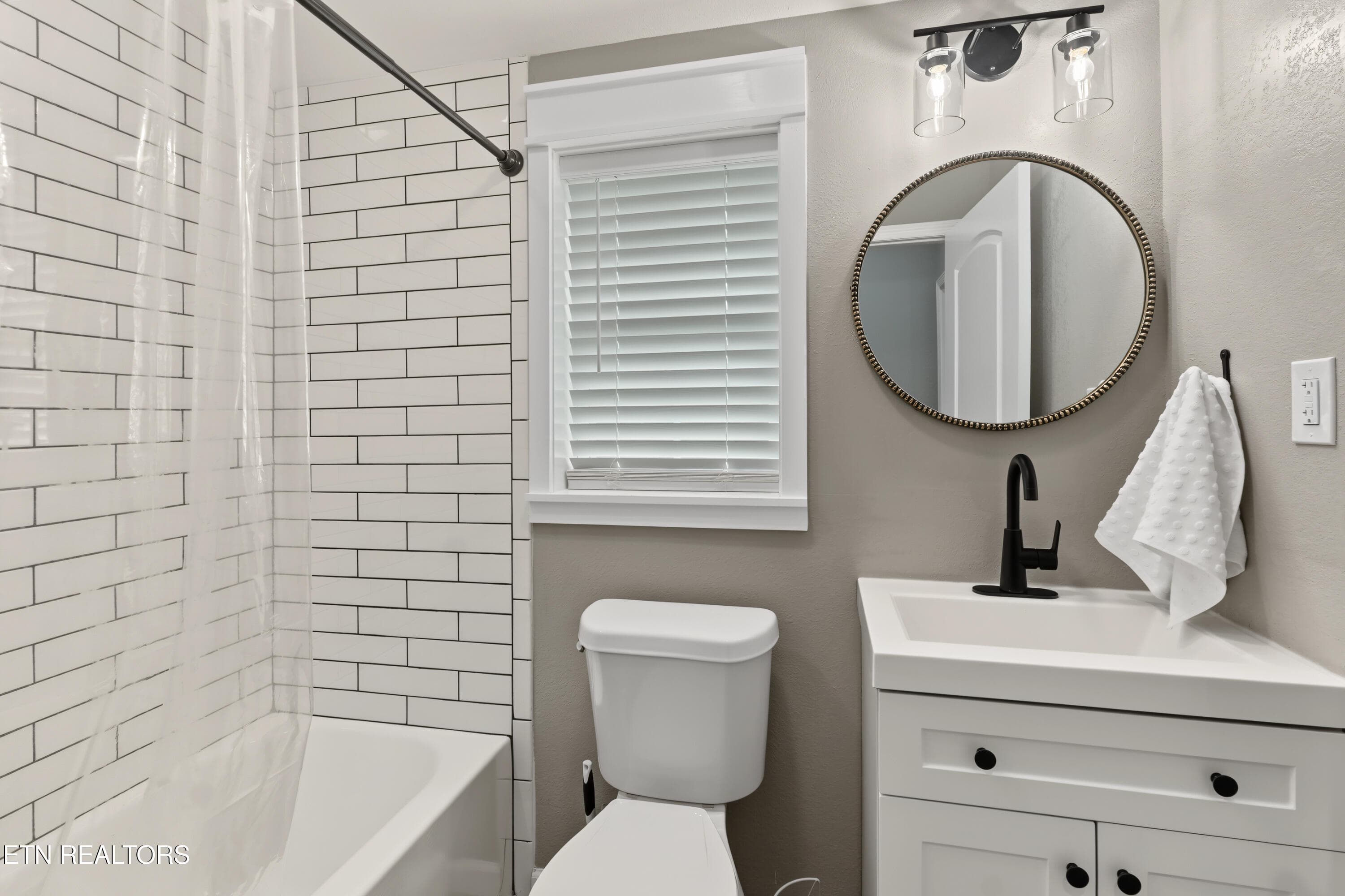 2ND. FULL BATH - 511 Ferry St, Loudon, TN 37774, Loudon