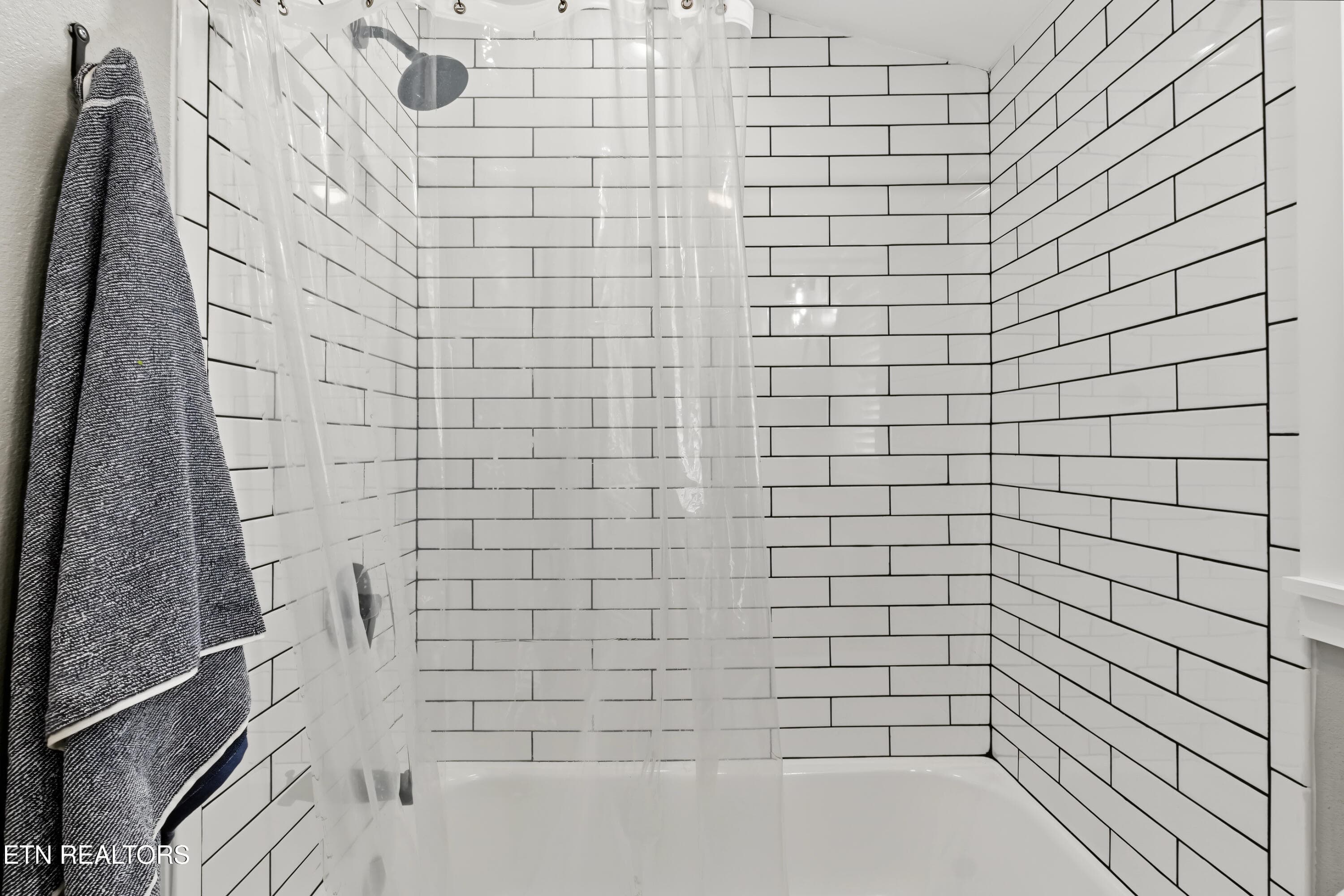 TILED WALLS AND BATHTUB - 511 Ferry St, Loudon, TN 37774, Loudon