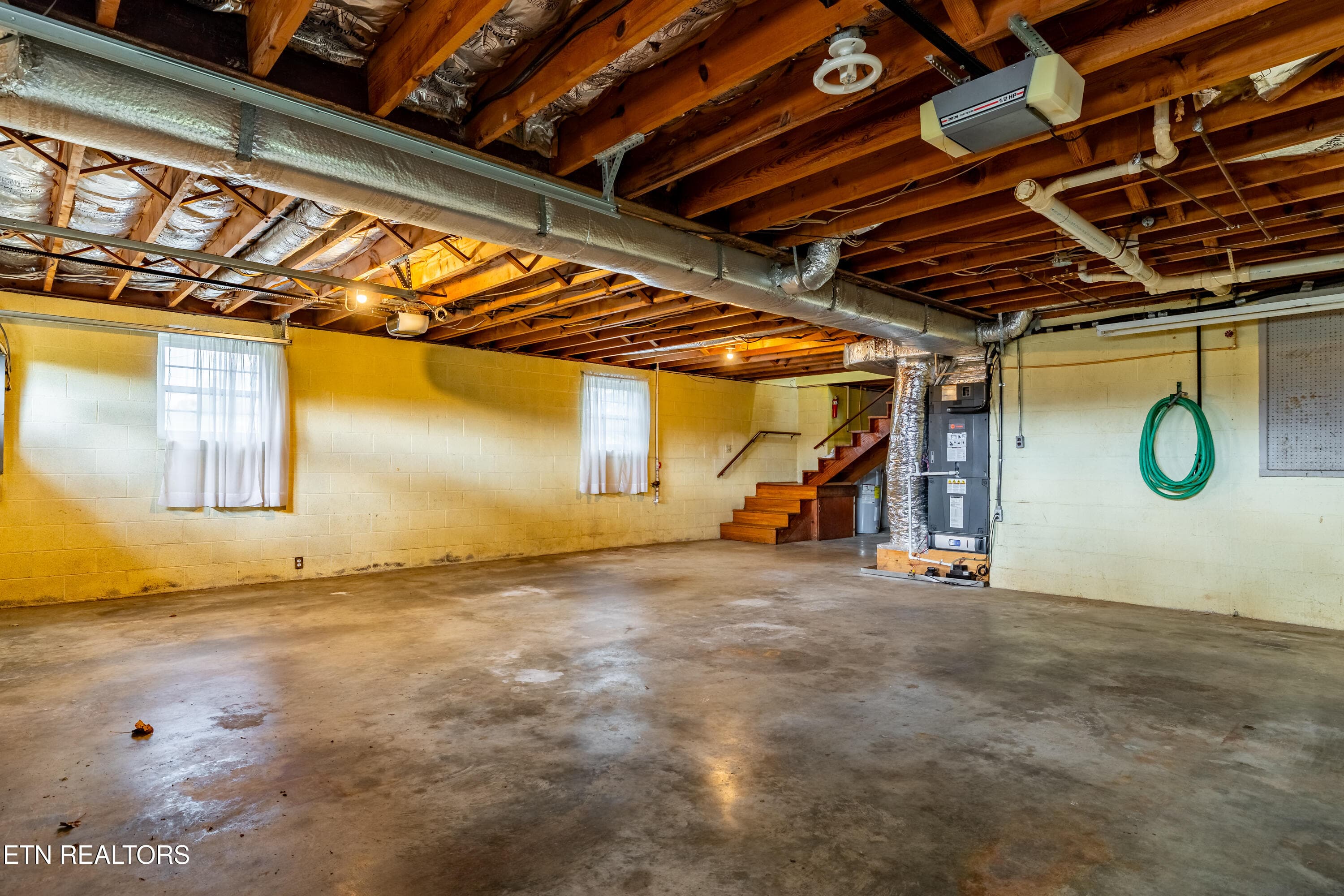 Basement garage - 5008 N Wildwood Rd, Maryville, TN 37804