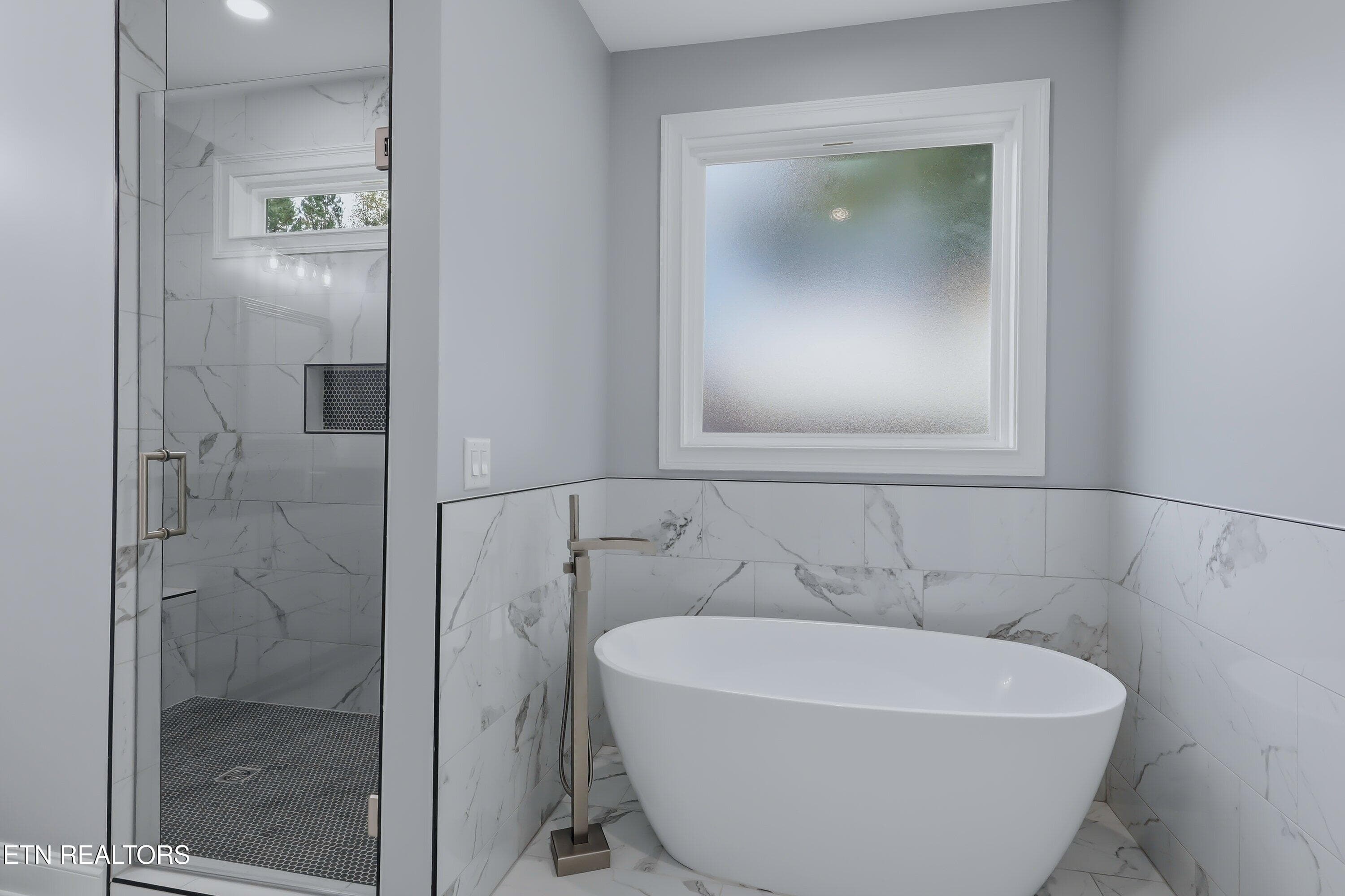Primary Bathroom - 125 Inagehi Way, Loudon, TN 37774