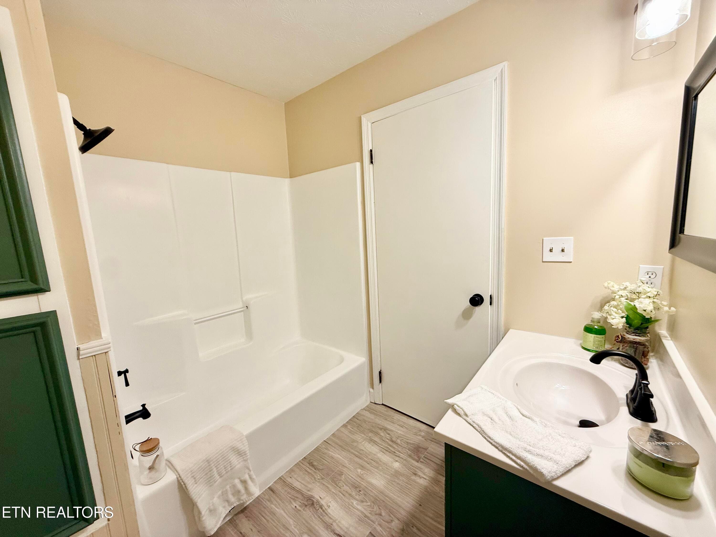 Hall bath - 7803 Lucky Lane, Corryton, TN 37721