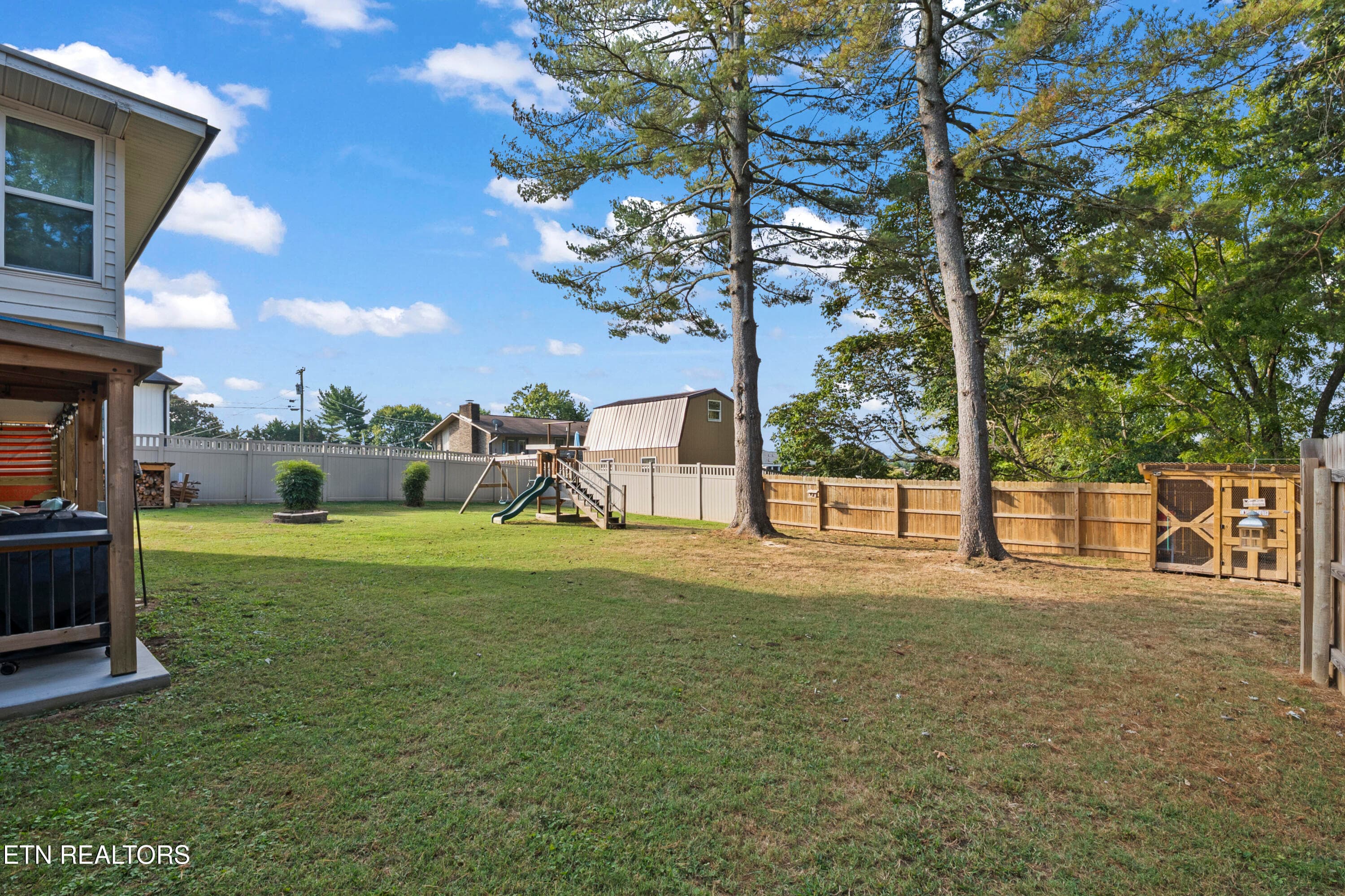 Large level yard! - 7533 Oaken Drive, Knoxville, TN 37938