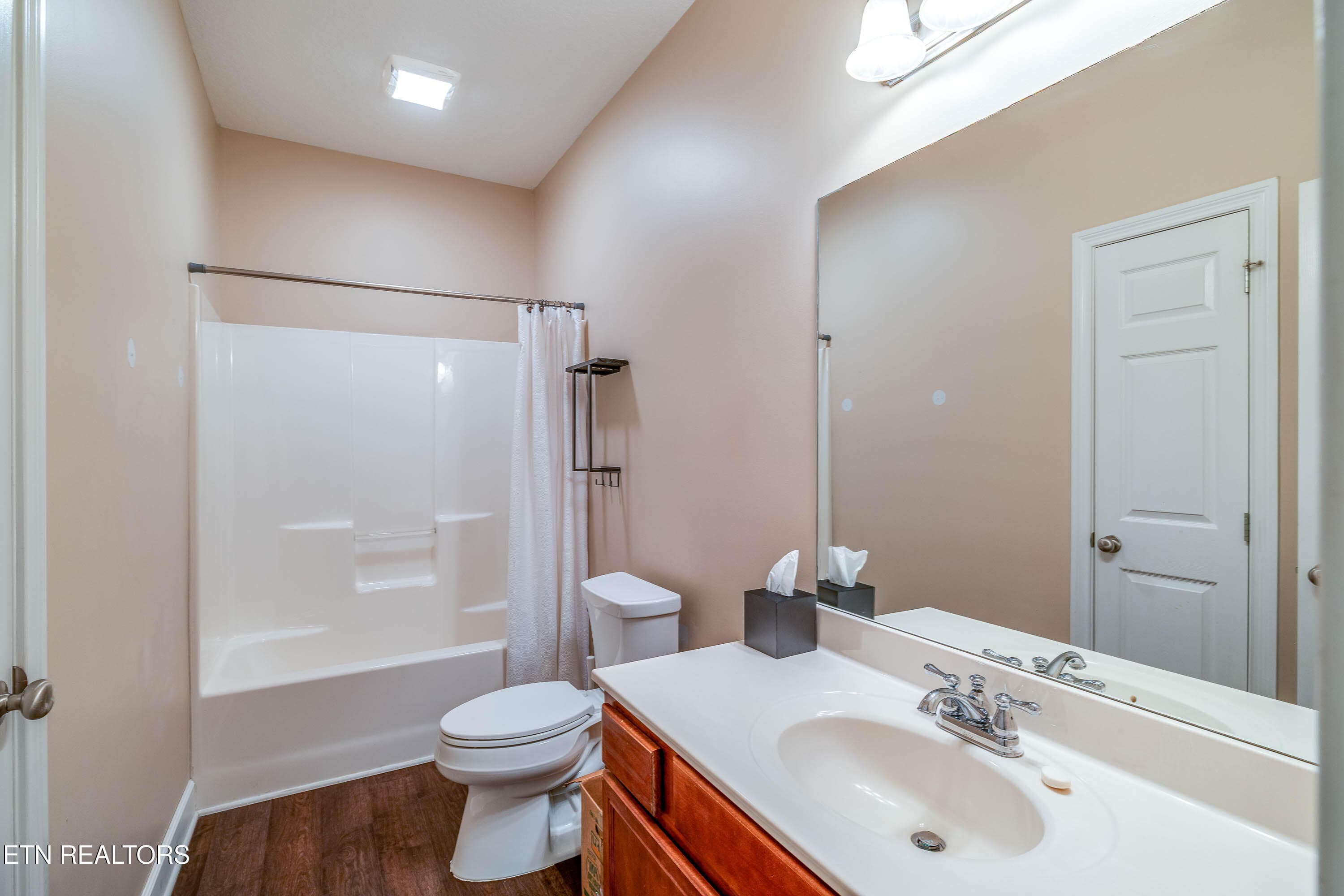 Guest Bathroom - 7032 Pemmbrooke Shire Lane, Knoxville, TN 37909