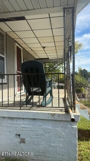 Porch 1 - 1535 Delaware Ave, Knoxville, TN 37921