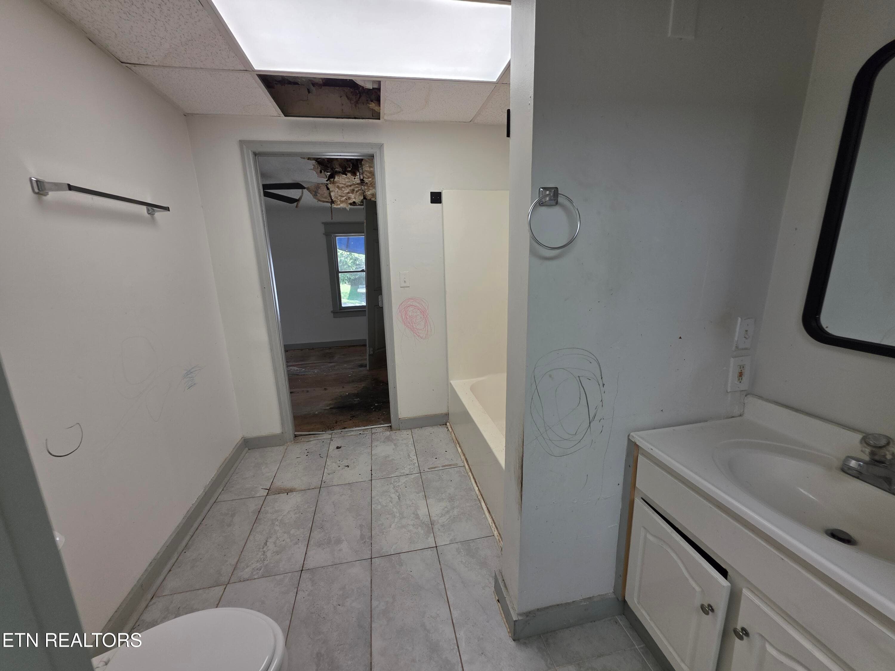 Bath # 2 - 3906 Luwana Lane, Knoxville, TN 37917